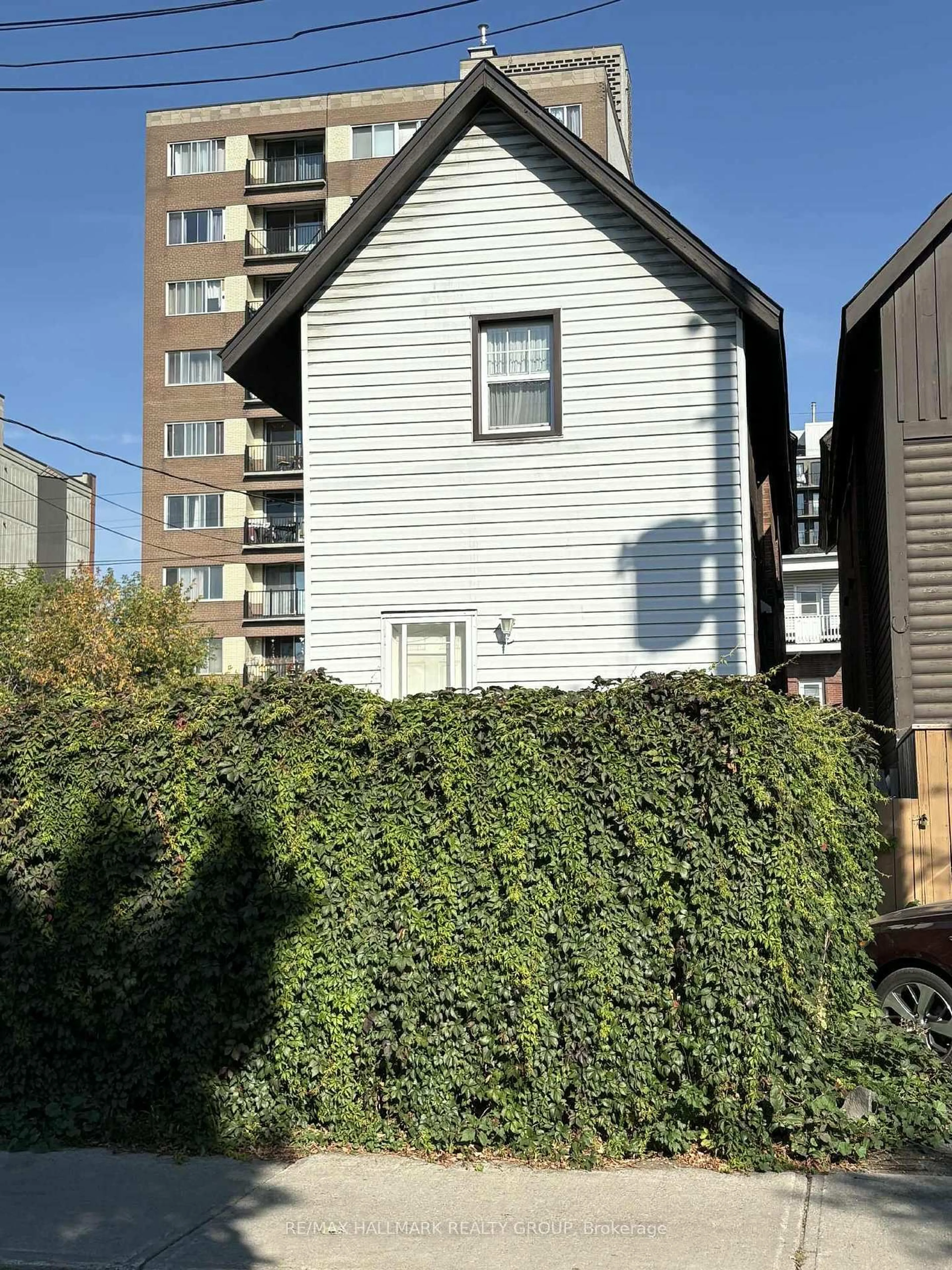 Unknown for 360 Gilmour St, Ottawa Ontario K2P 0R3