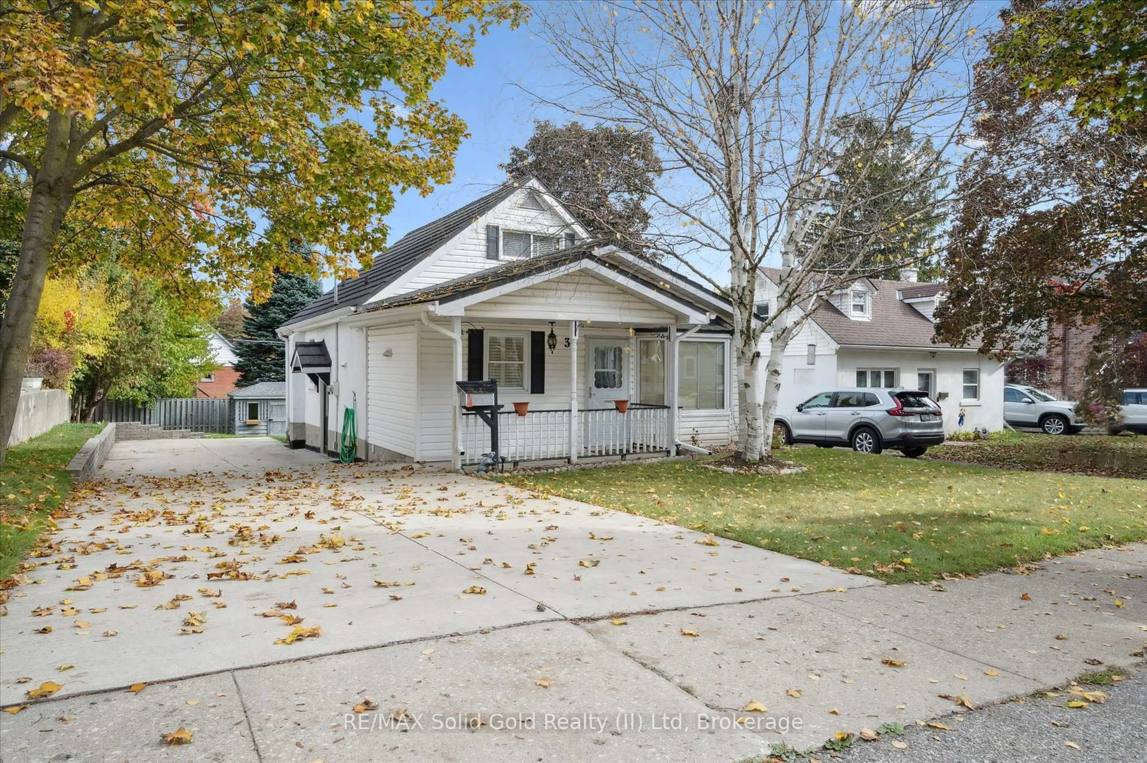 A pic from outside/outdoor area/front of a property/back of a property/a pic from drone, street for 34 Belmont Ave, Kitchener Ontario N2M 4B9