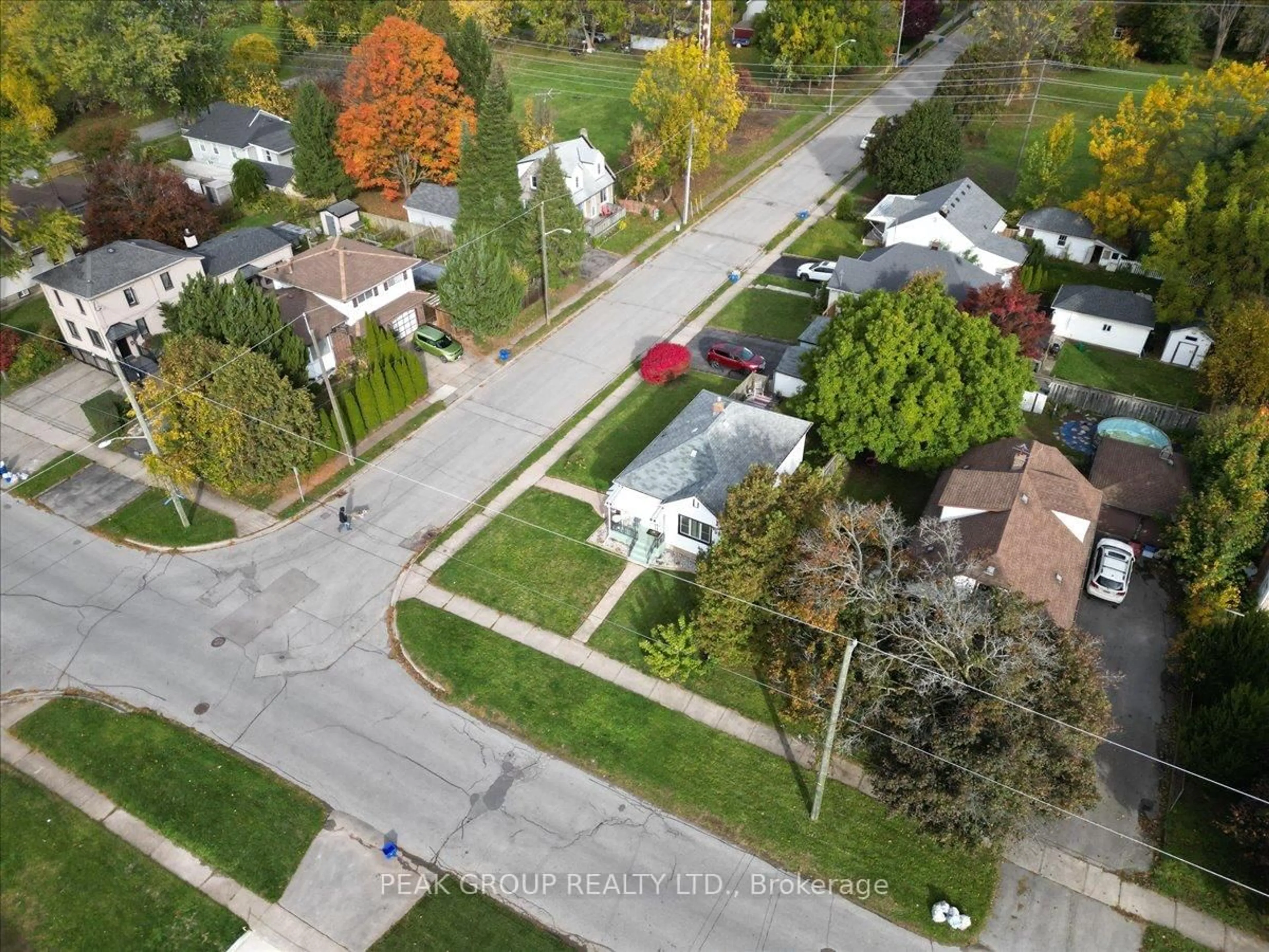 A pic from outside/outdoor area/front of a property/back of a property/a pic from drone, street for 6105 Dixon St, Niagara Falls Ontario L2G 2L4