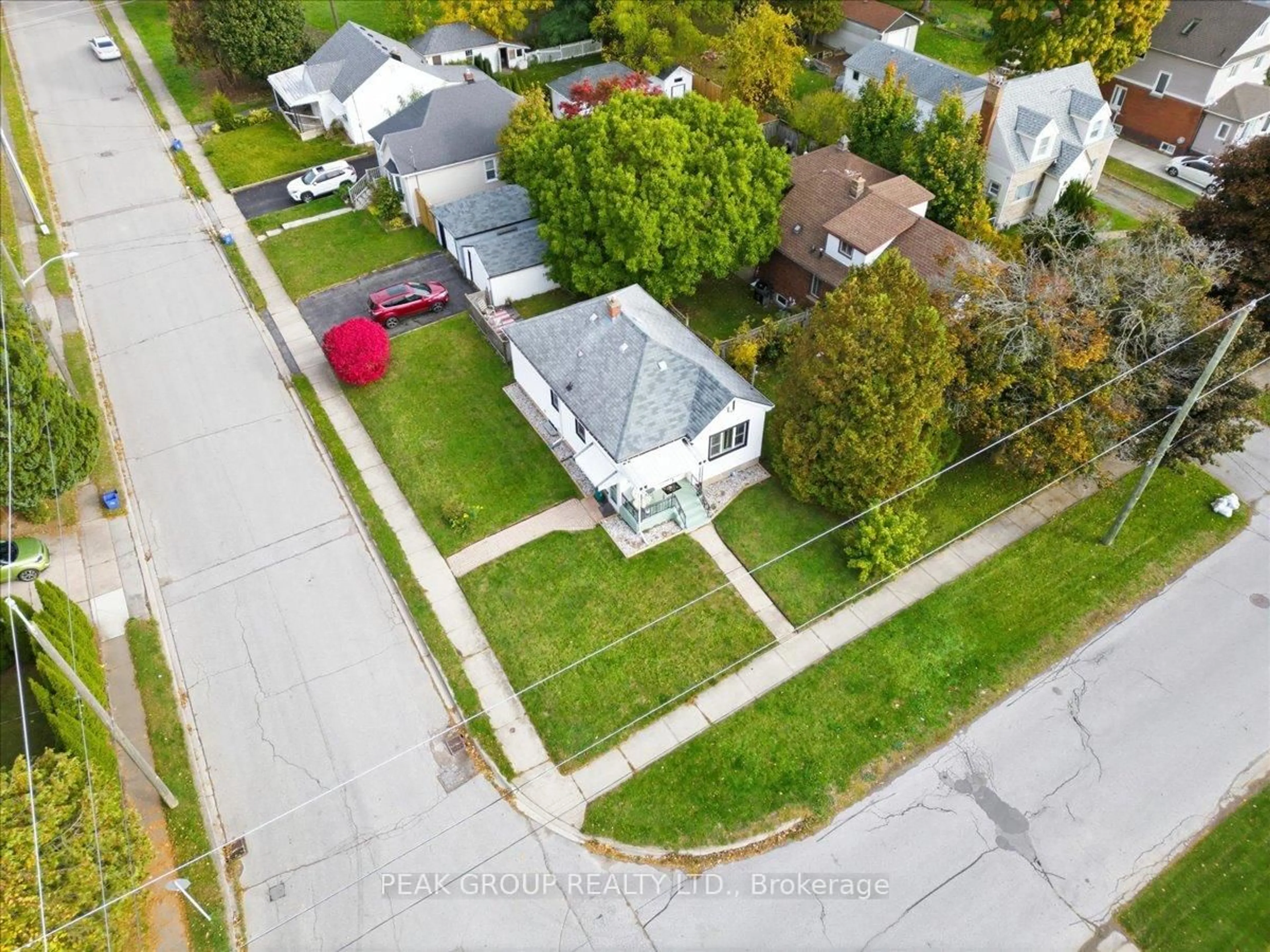 A pic from outside/outdoor area/front of a property/back of a property/a pic from drone, street for 6105 Dixon St, Niagara Falls Ontario L2G 2L4