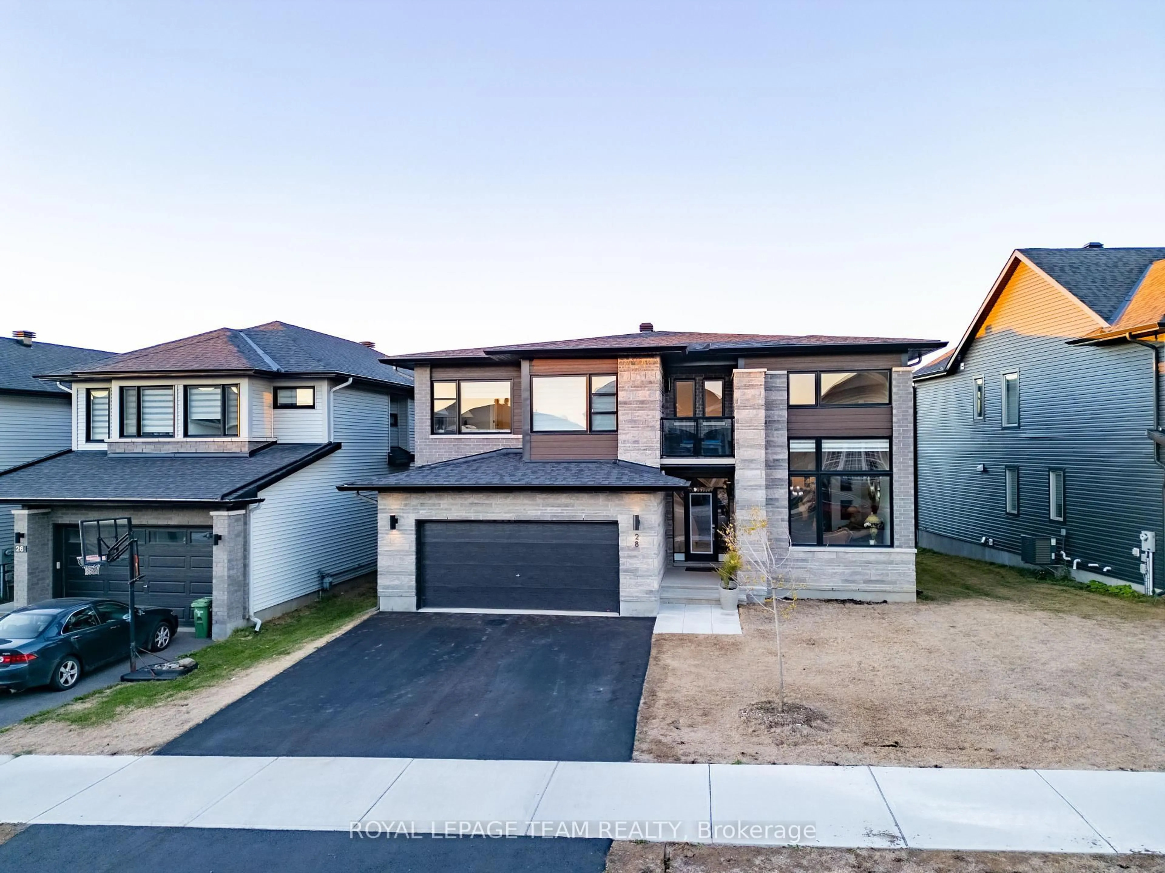 A pic from outside/outdoor area/front of a property/back of a property/a pic from drone, street for 28 Dun Skipper Dr, Ottawa Ontario K1X 0J3