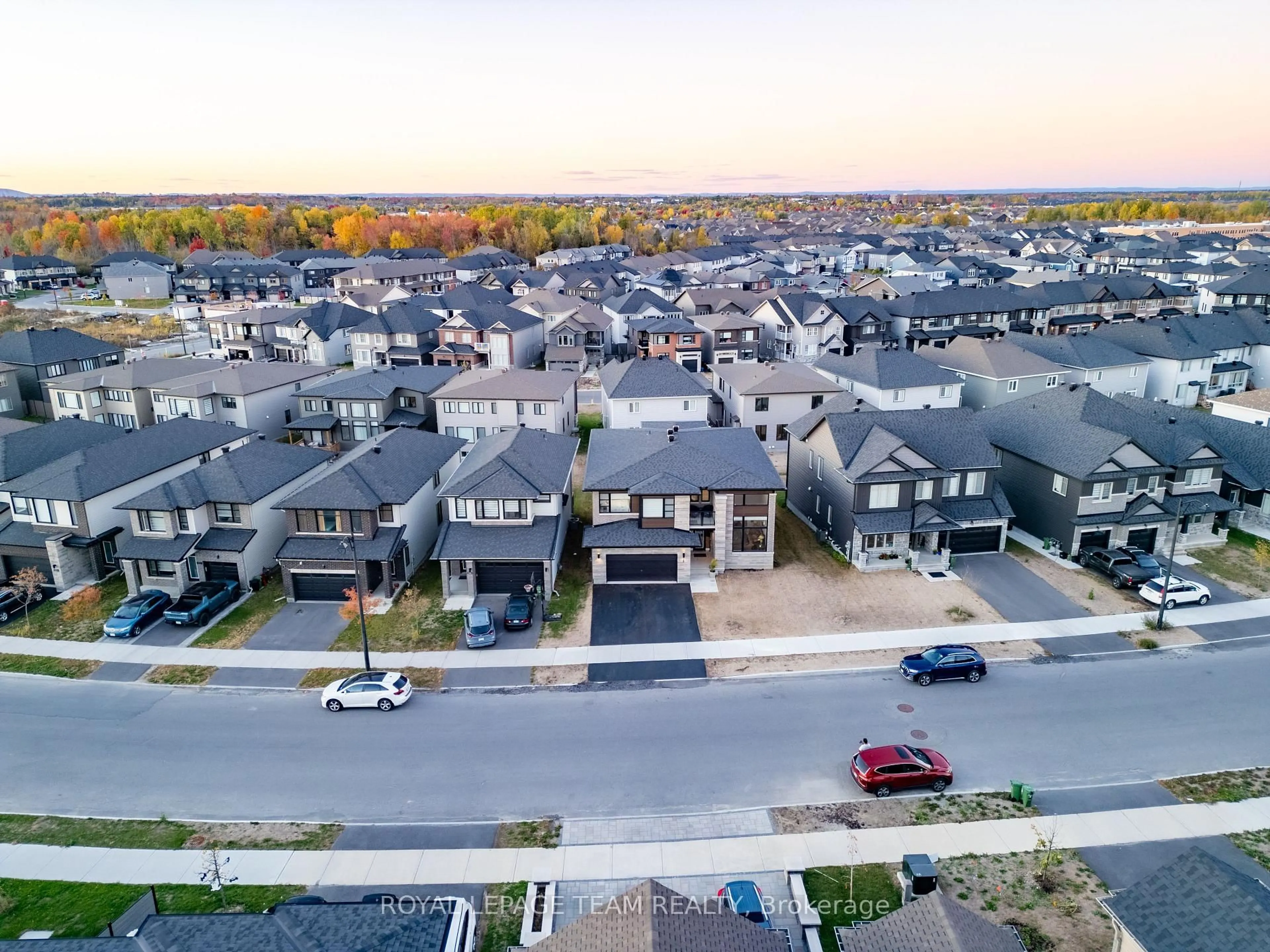 A pic from outside/outdoor area/front of a property/back of a property/a pic from drone, street for 28 Dun Skipper Dr, Ottawa Ontario K1X 0J3