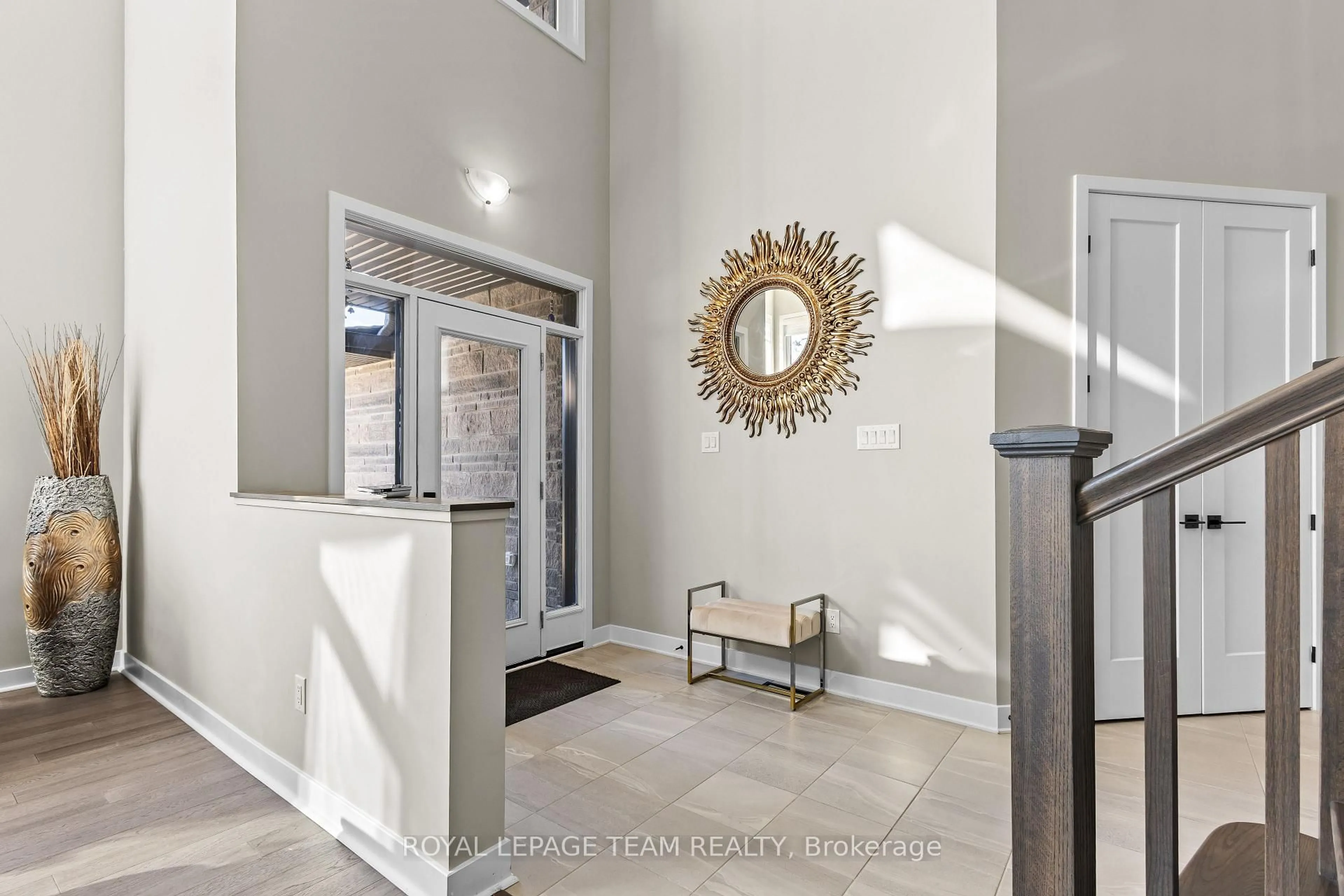 Indoor entryway for 28 Dun Skipper Dr, Ottawa Ontario K1X 0J3