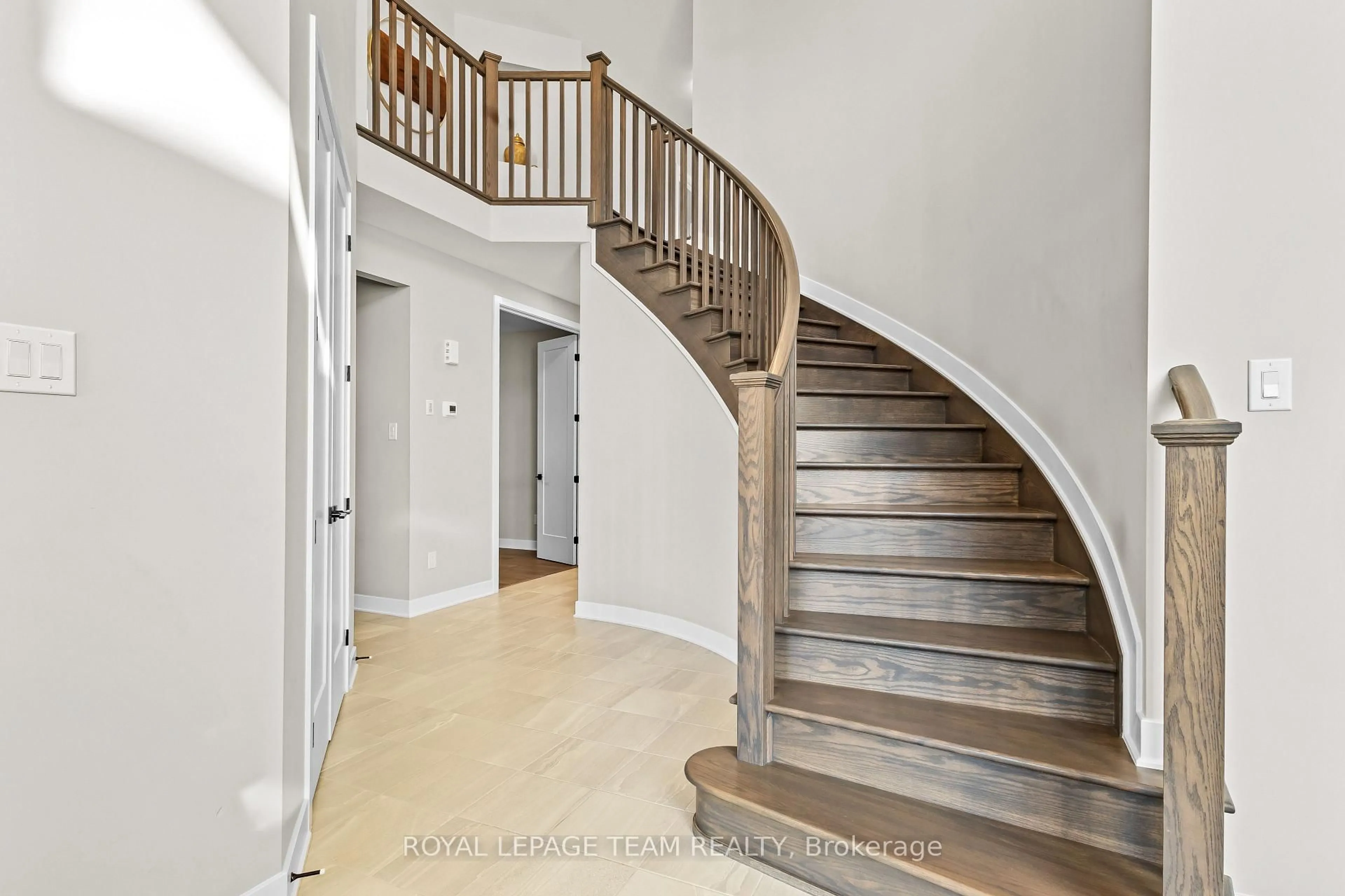 Stairs for 28 Dun Skipper Dr, Ottawa Ontario K1X 0J3