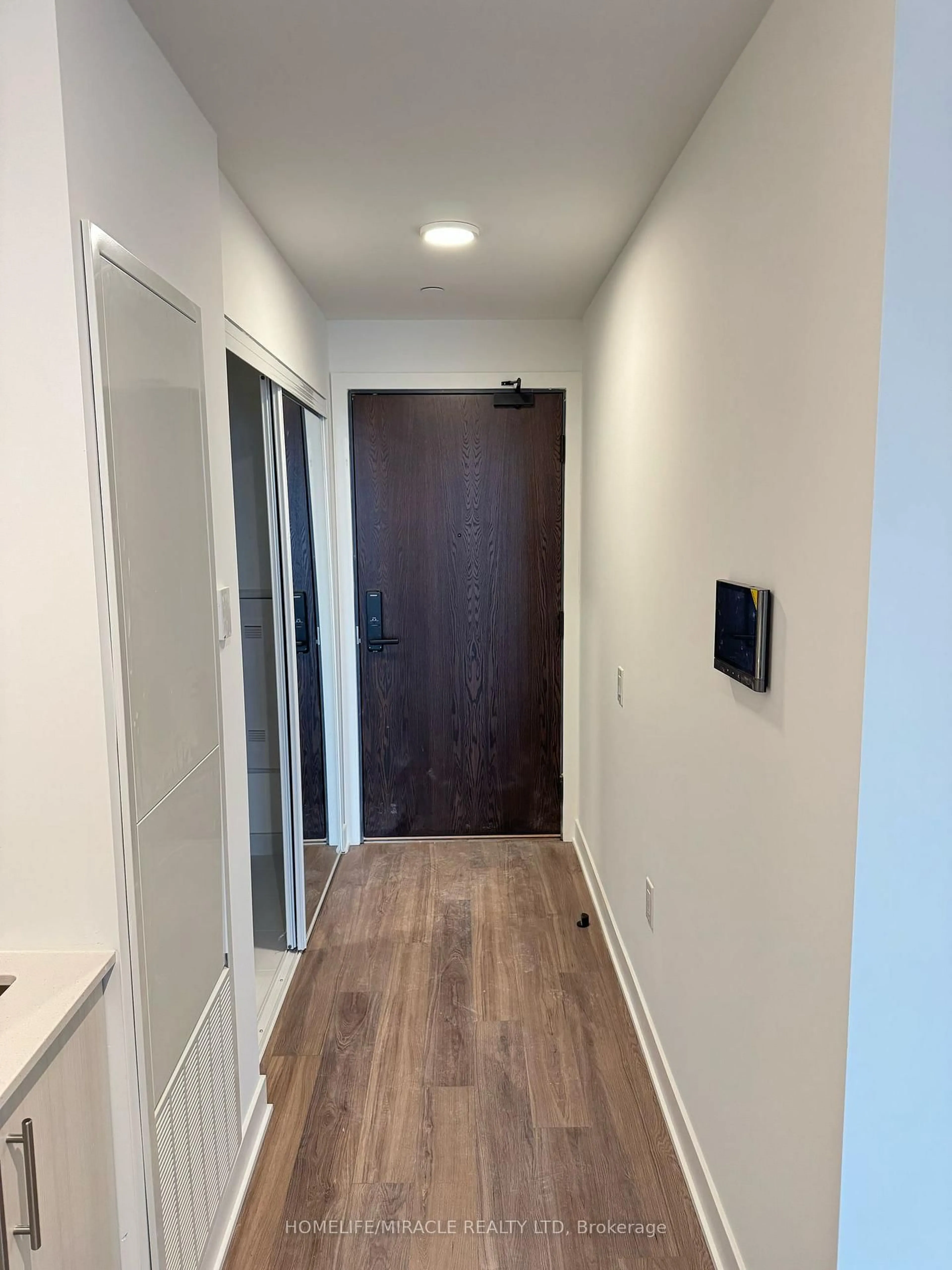 Indoor foyer for 2782 Barton St #1219, Hamilton Ontario L6E 0L3