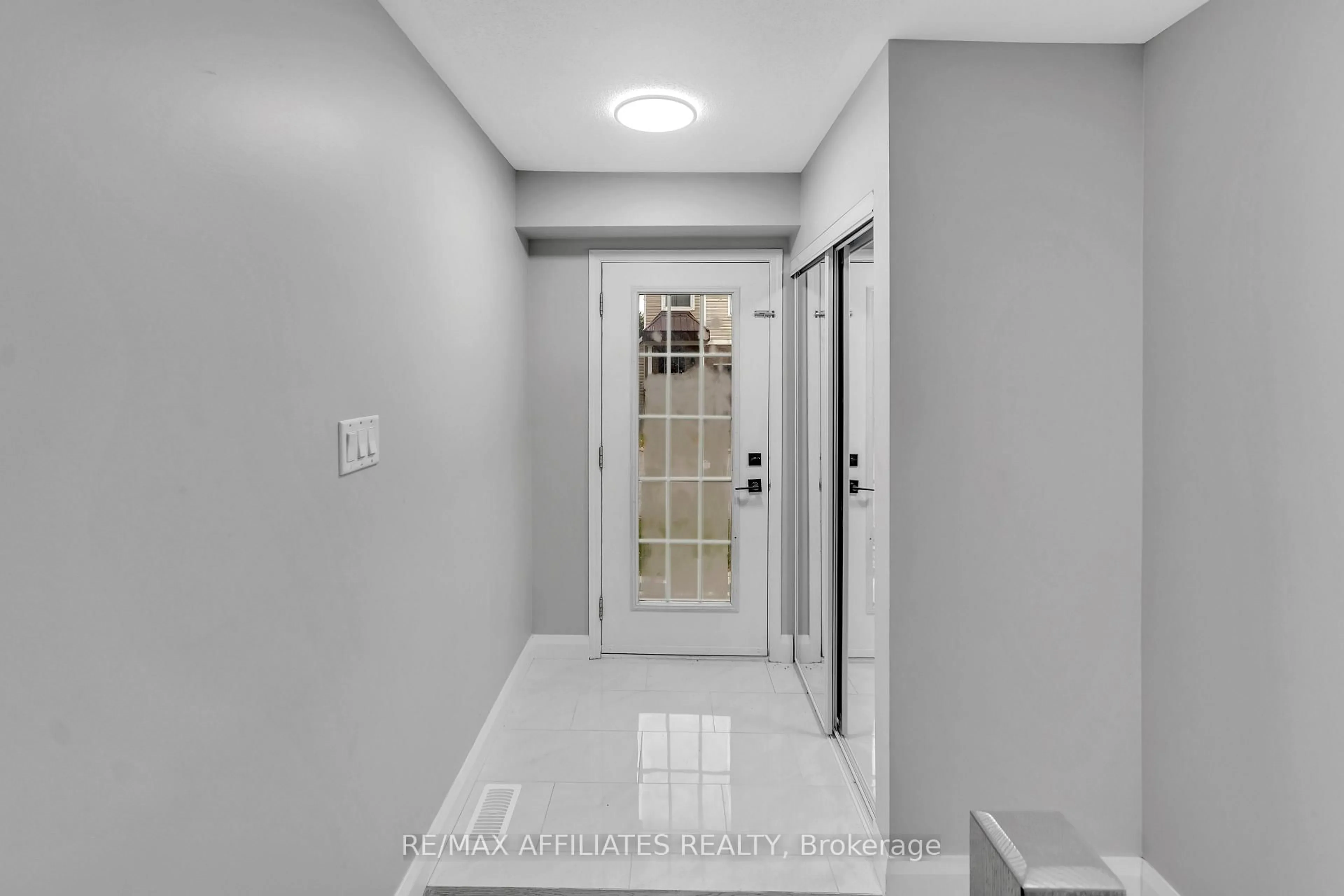 Indoor entryway for 714 Sanibel Private, Ottawa Ontario K2H 0A8