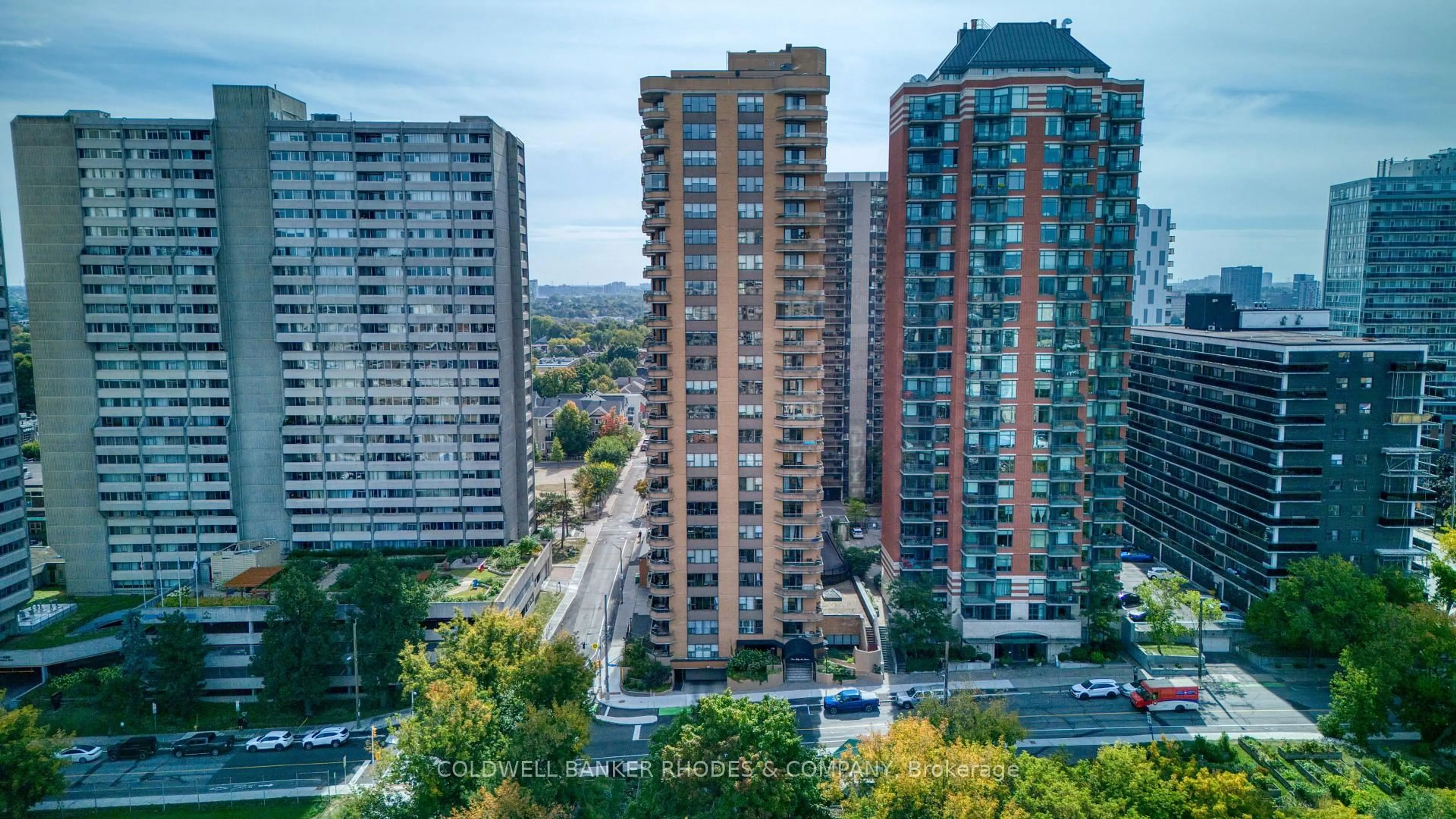 A pic from outside/outdoor area/front of a property/back of a property/a pic from drone, city buildings view from balcony for 556 Laurier Ave #1105, Ottawa Ontario K1R 7X2