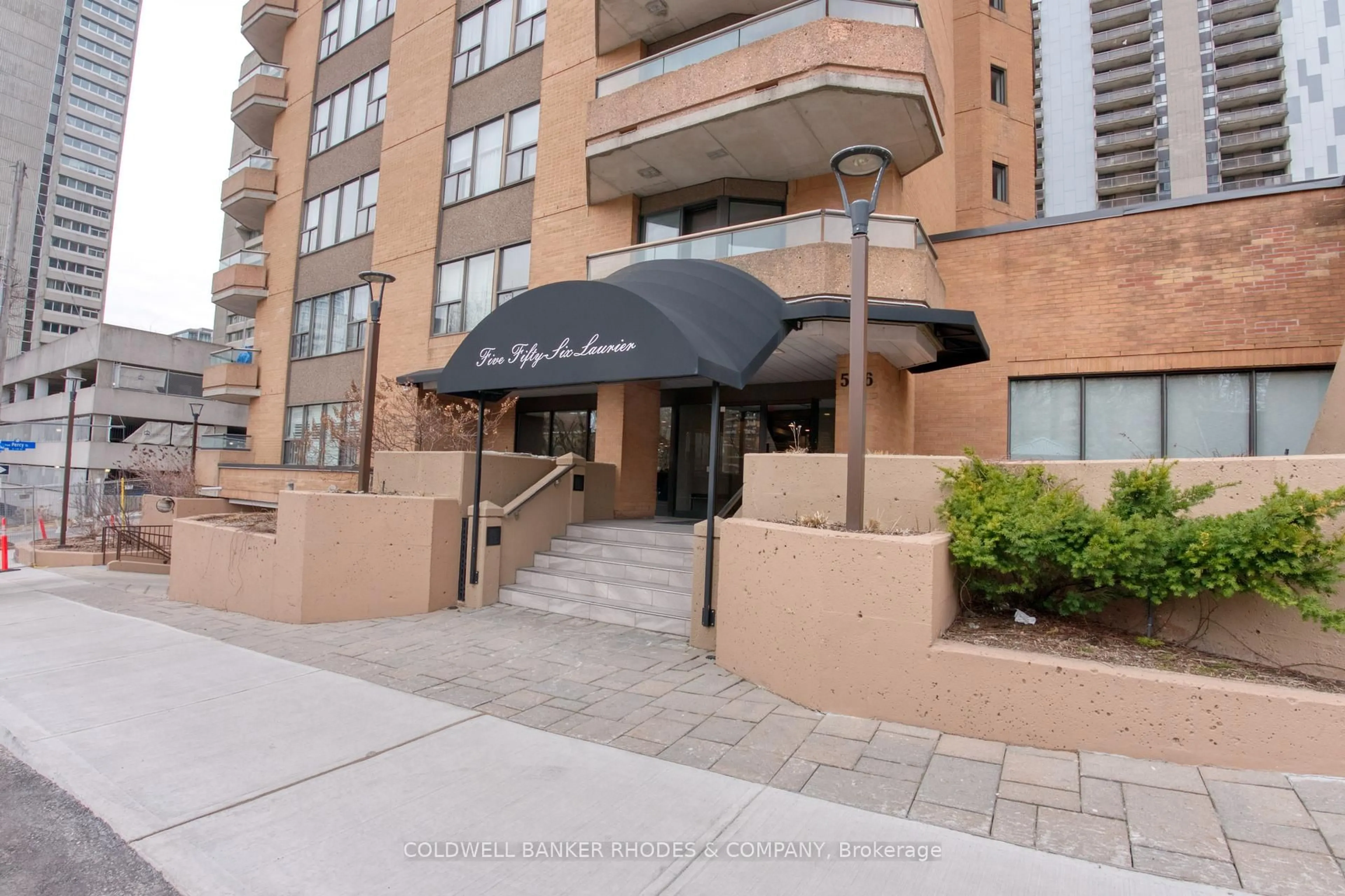 Indoor foyer for 556 Laurier Ave #1105, Ottawa Ontario K1R 7X2