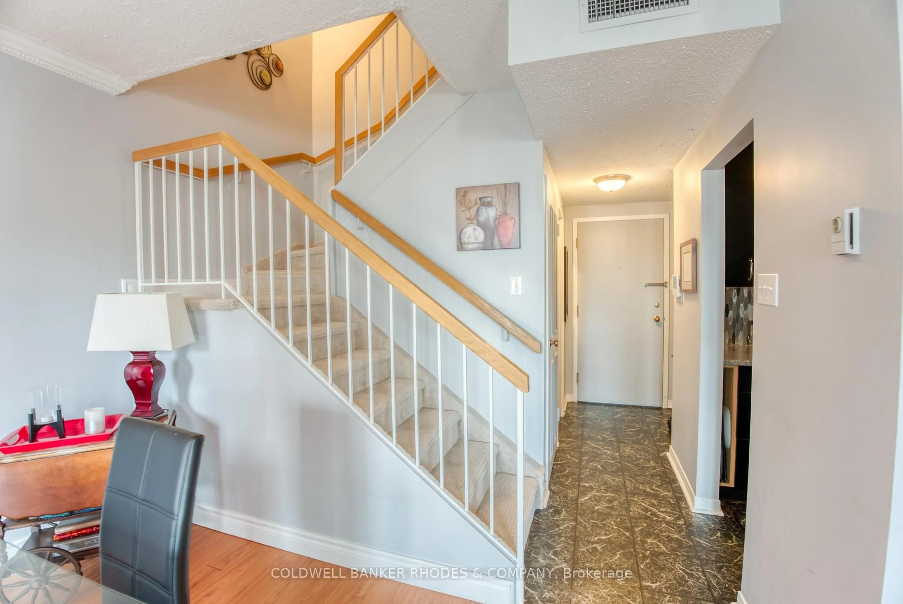 Indoor foyer for 556 Laurier Ave #1105, Ottawa Ontario K1R 7X2