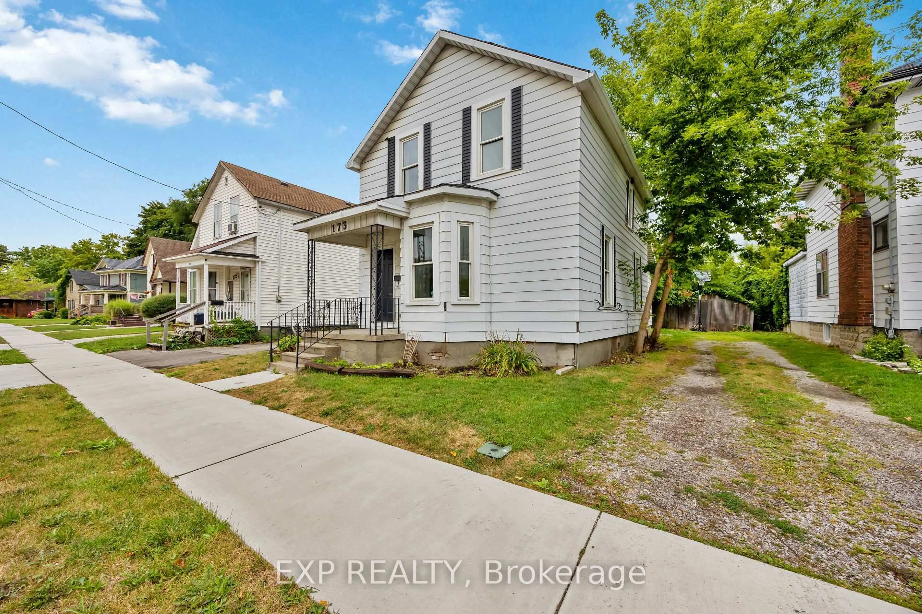 A pic from outside/outdoor area/front of a property/back of a property/a pic from drone, street for 173 Brock St, Sarnia Ontario N7T 2W3