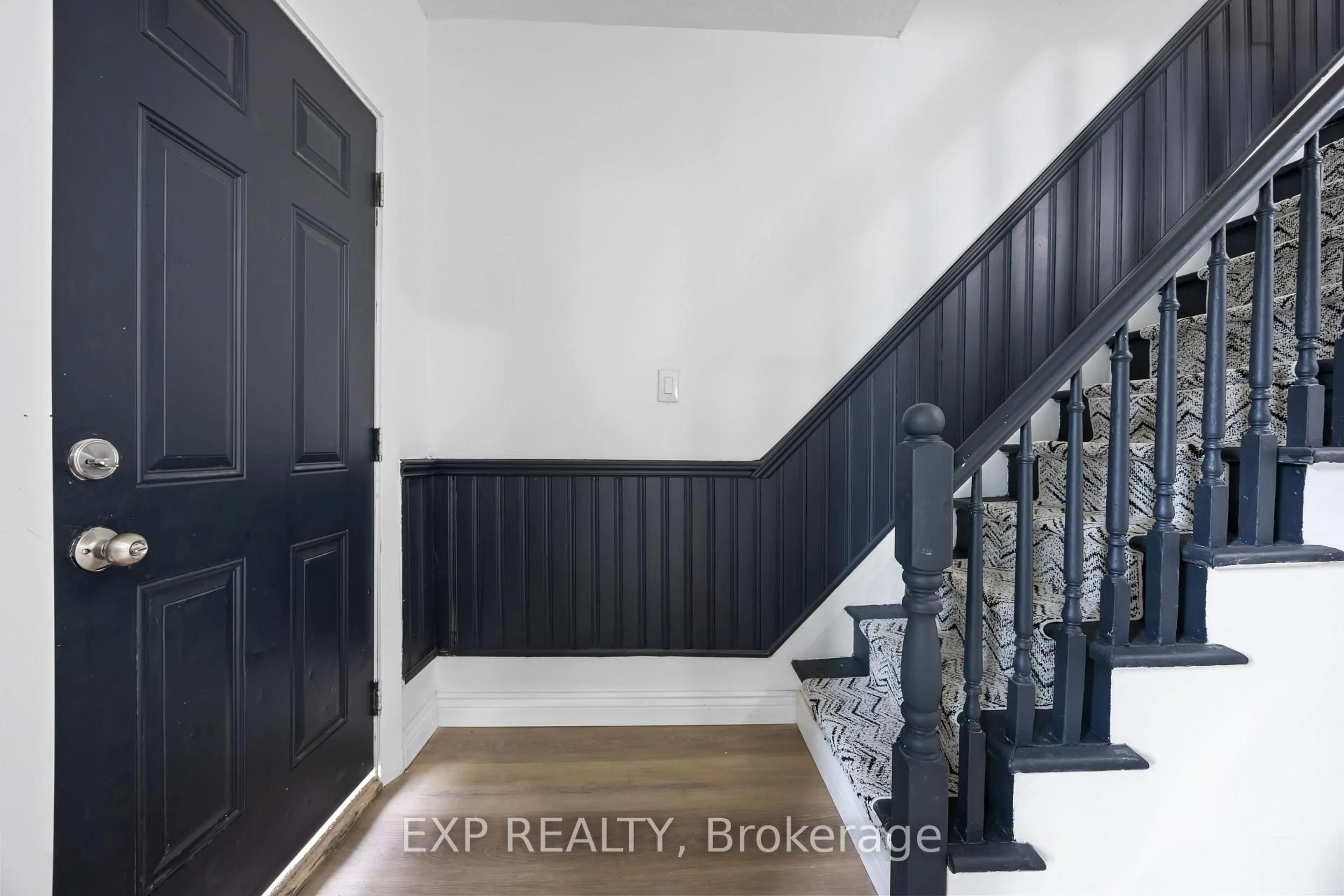 Indoor entryway for 173 Brock St, Sarnia Ontario N7T 2W3