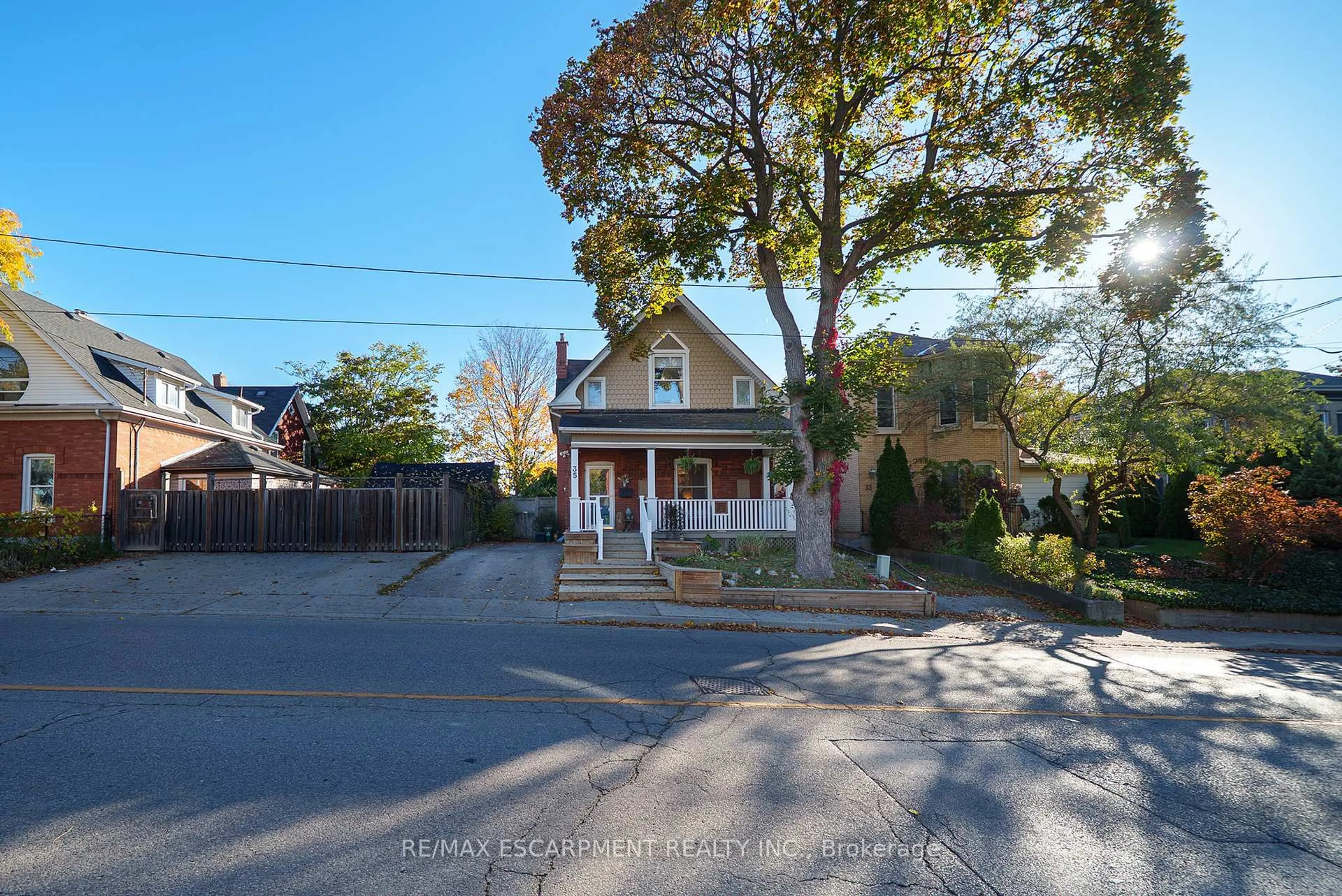 A pic from outside/outdoor area/front of a property/back of a property/a pic from drone, street for 35 Murray St, Brantford Ontario N3S 5N4