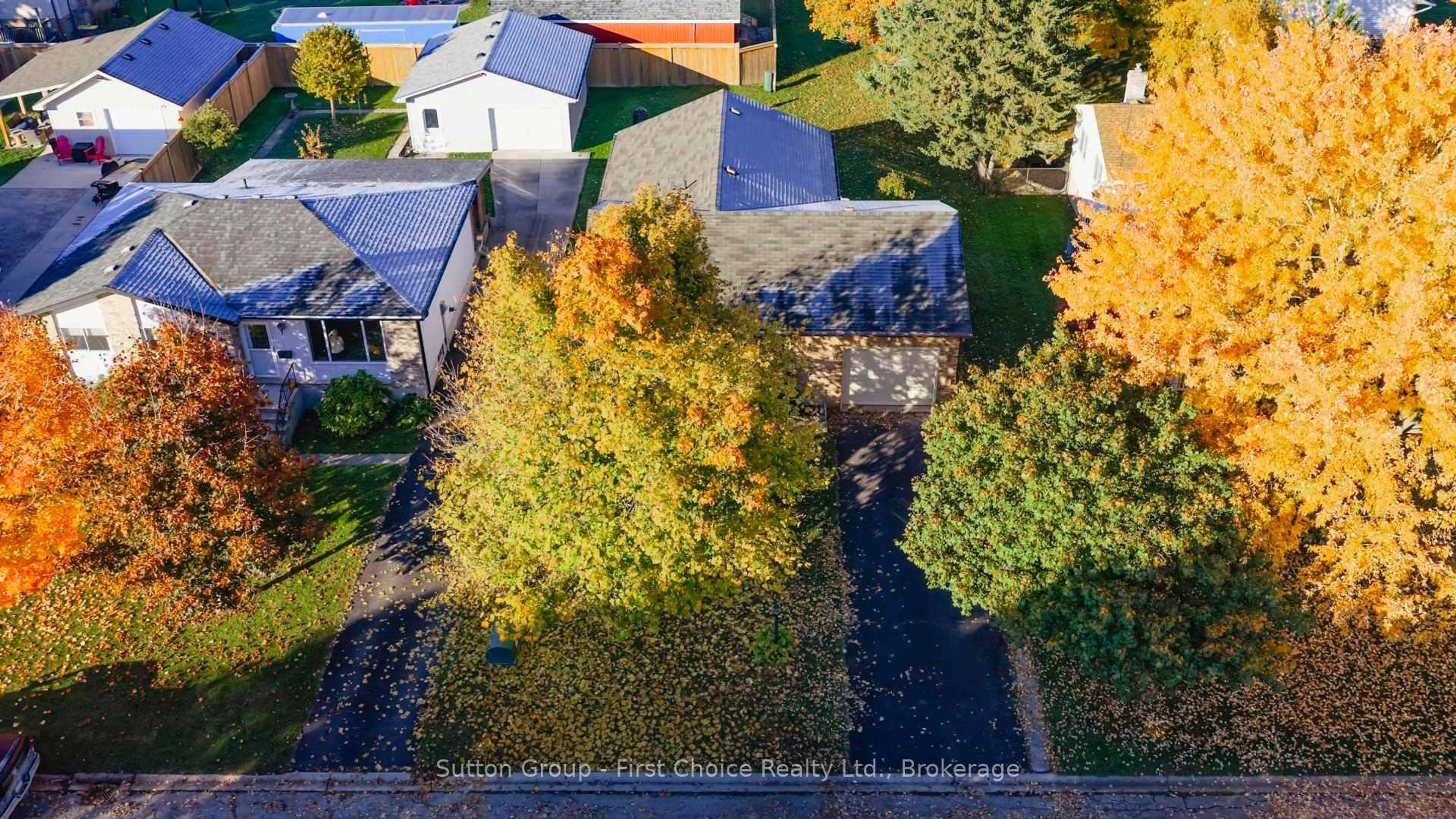 A pic from outside/outdoor area/front of a property/back of a property/a pic from drone, street for 8 Dunsford Cres, St. Marys Ontario N4X 1C6