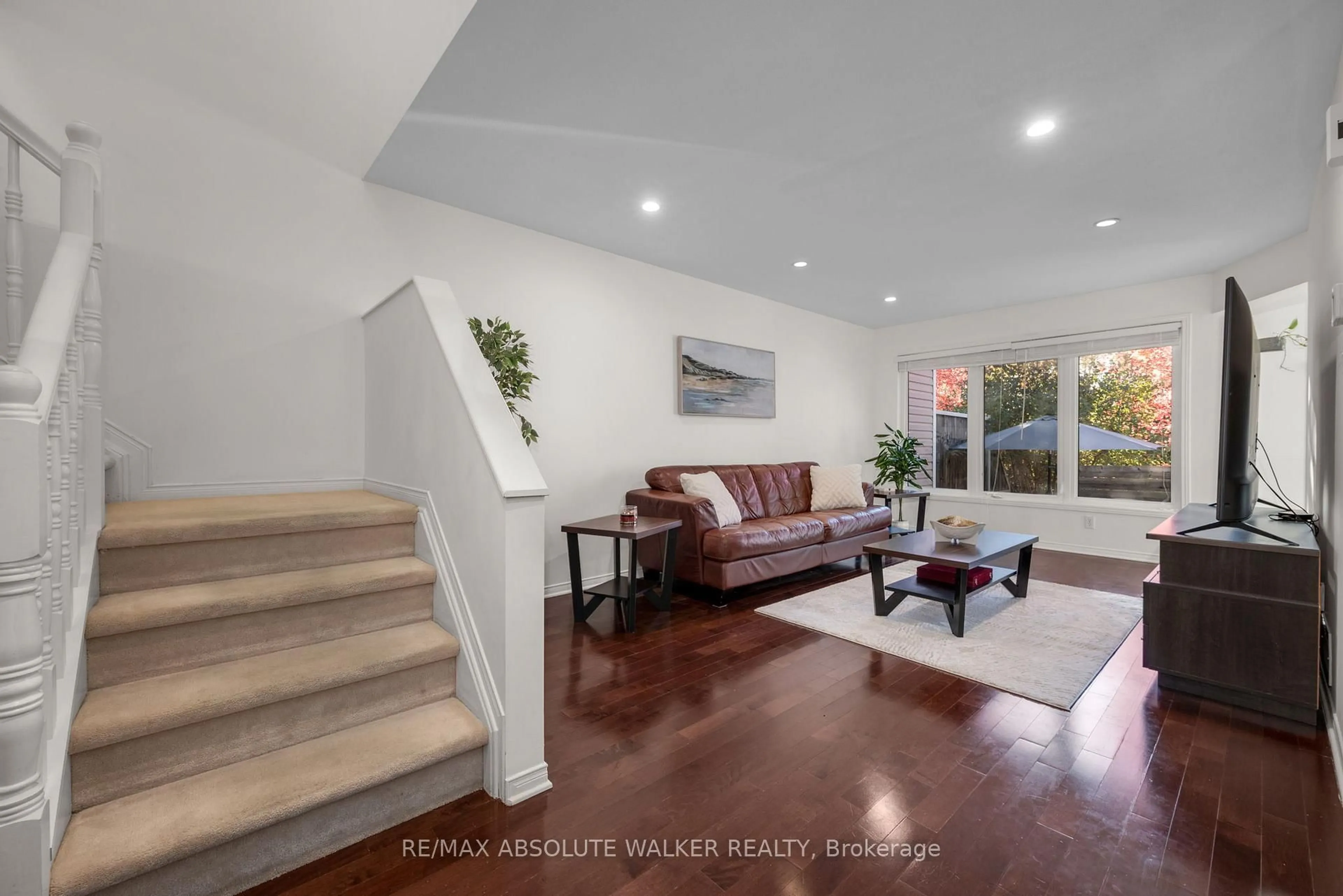 Indoor entryway for 126 Forestcrest St, Ottawa Ontario K1C 7R3