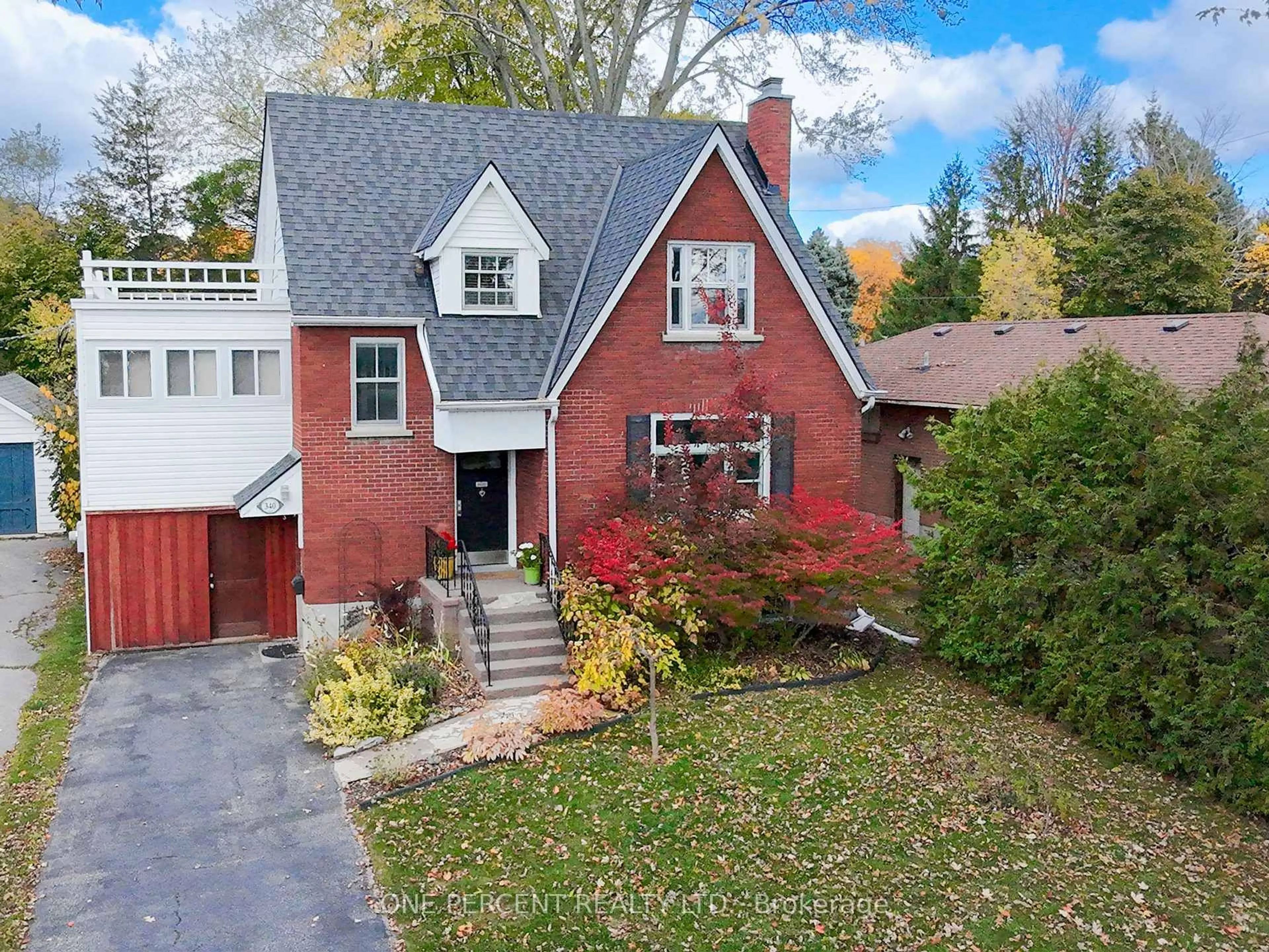 A pic from outside/outdoor area/front of a property/back of a property/a pic from drone, street for 340 BRIDGE St, Belleville Ontario K8N 1P6