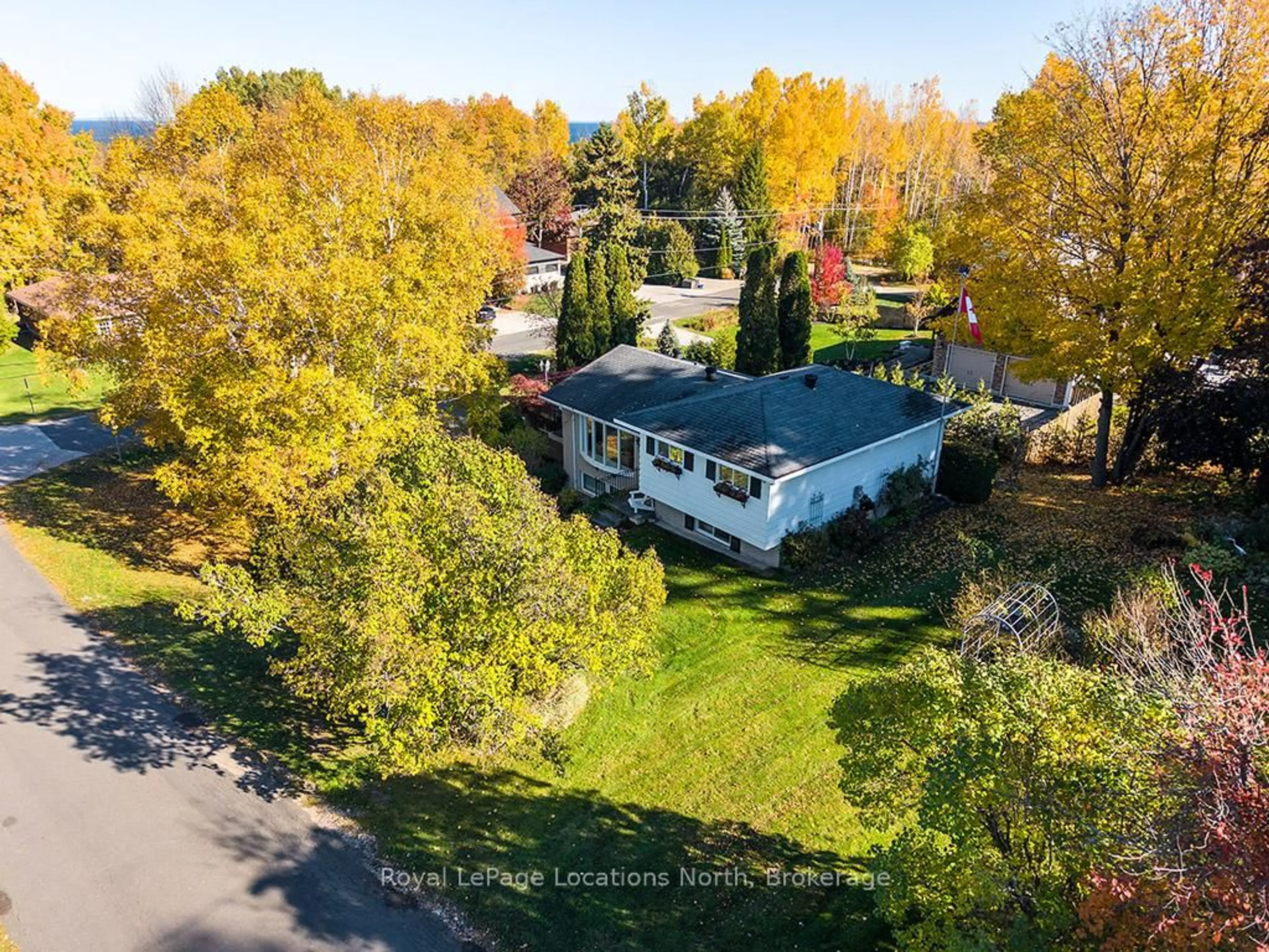 A pic from outside/outdoor area/front of a property/back of a property/a pic from drone, unknown for 15 Wellington St, Blue Mountains Ontario N0H 2P0