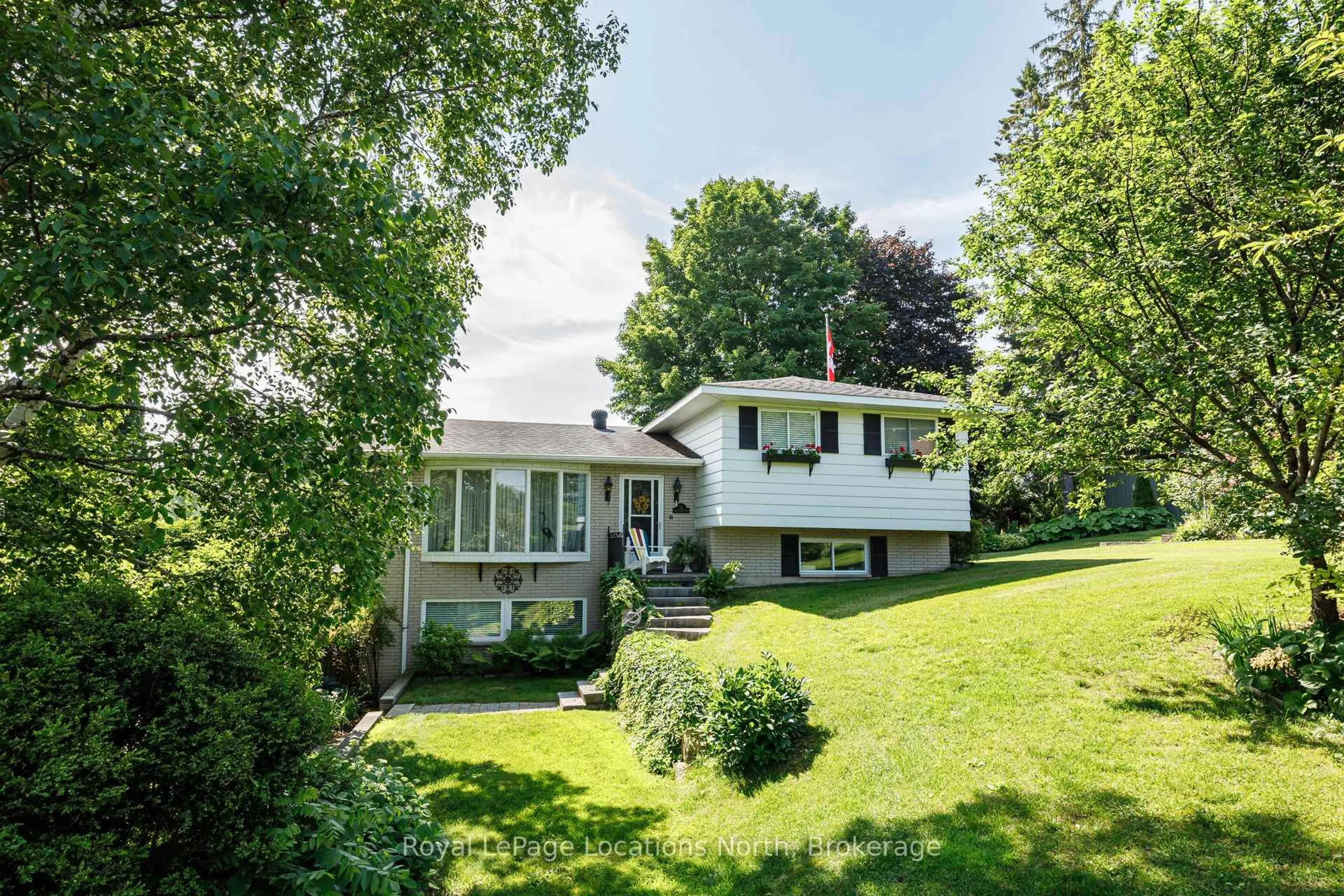 A pic from outside/outdoor area/front of a property/back of a property/a pic from drone, street for 15 Wellington St, Blue Mountains Ontario N0H 2P0