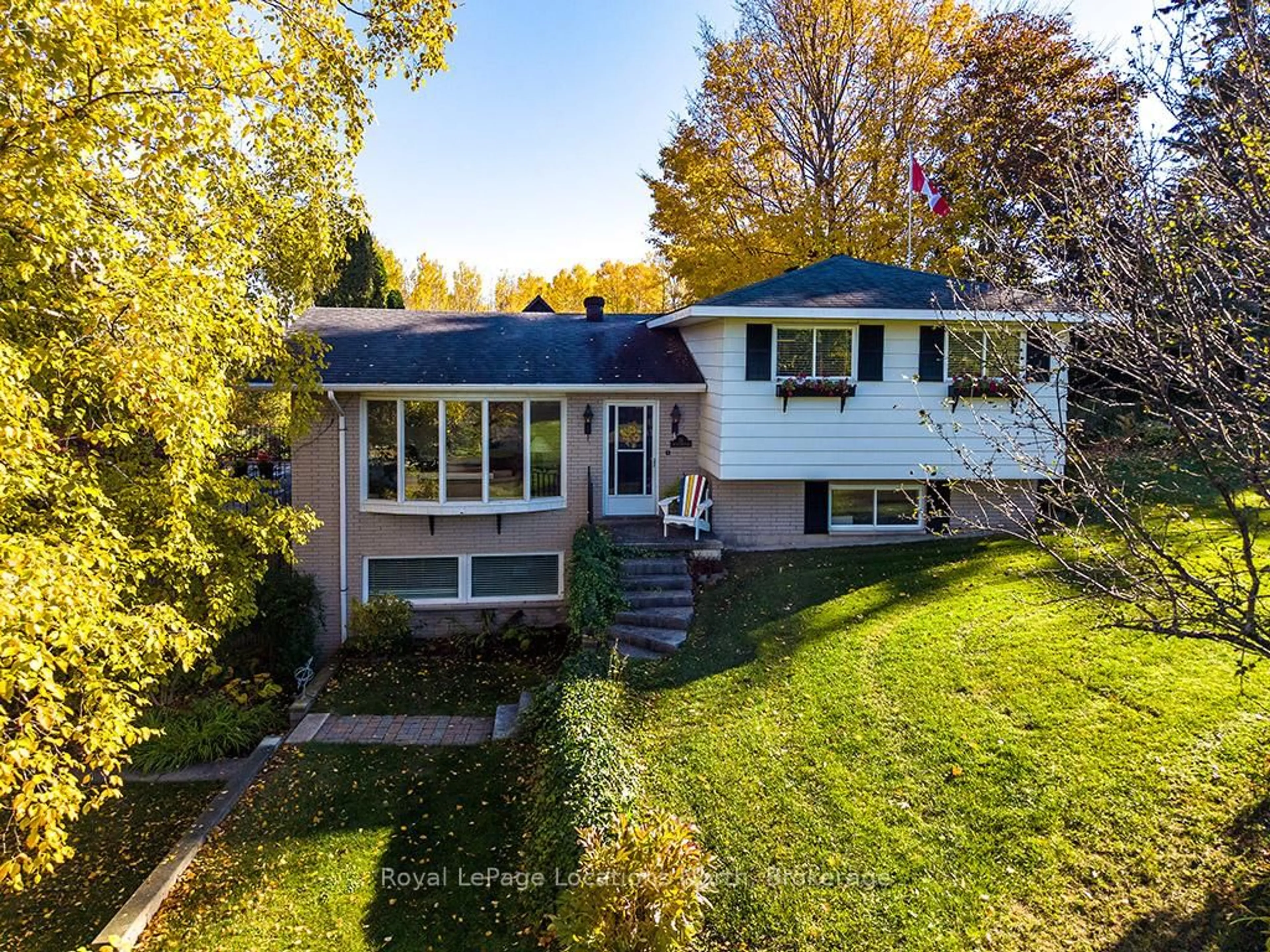 A pic from outside/outdoor area/front of a property/back of a property/a pic from drone, street for 15 Wellington St, Blue Mountains Ontario N0H 2P0
