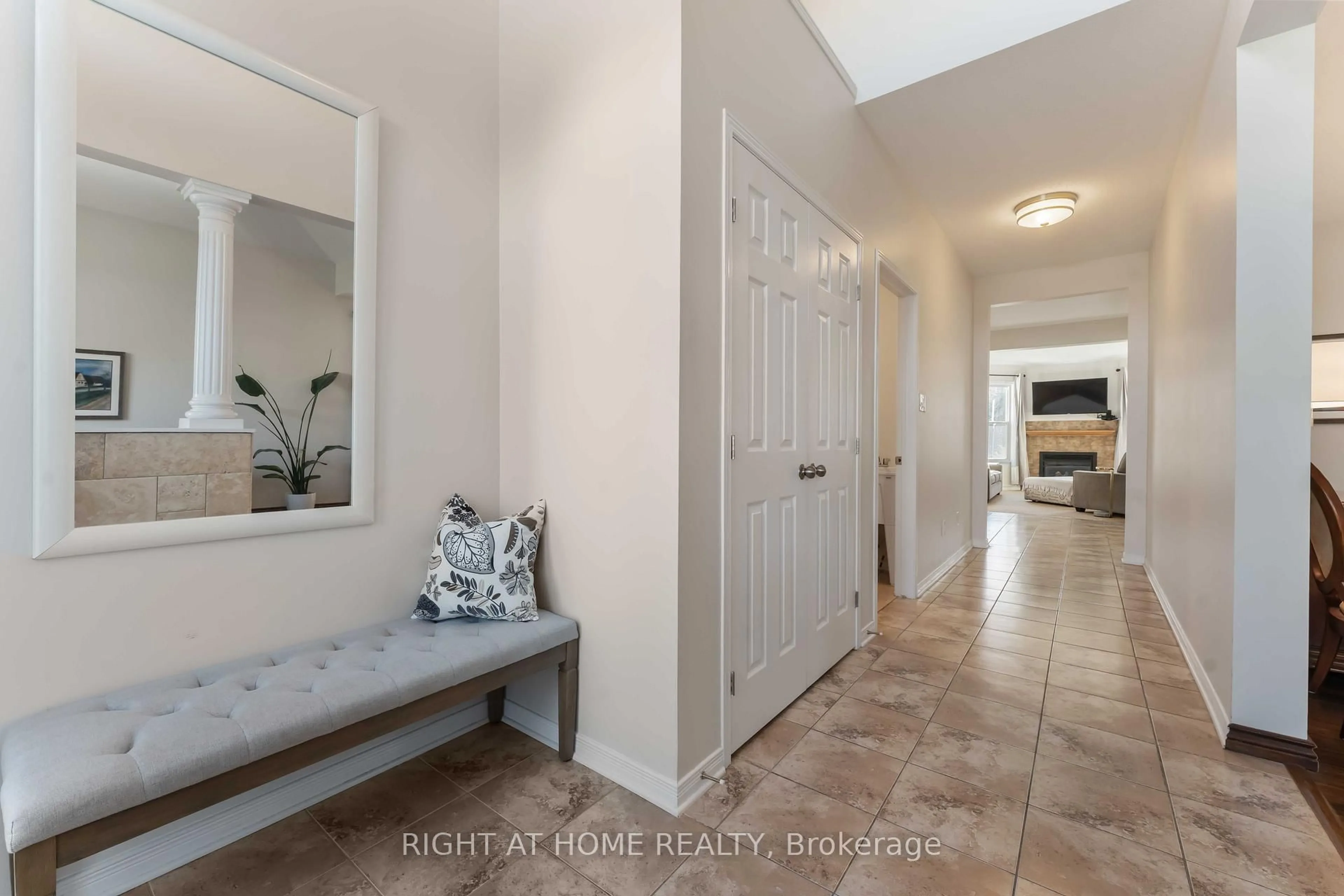 Indoor entryway for 316 Maxwell Bridge Rd, Ottawa Ontario K2W 0A5