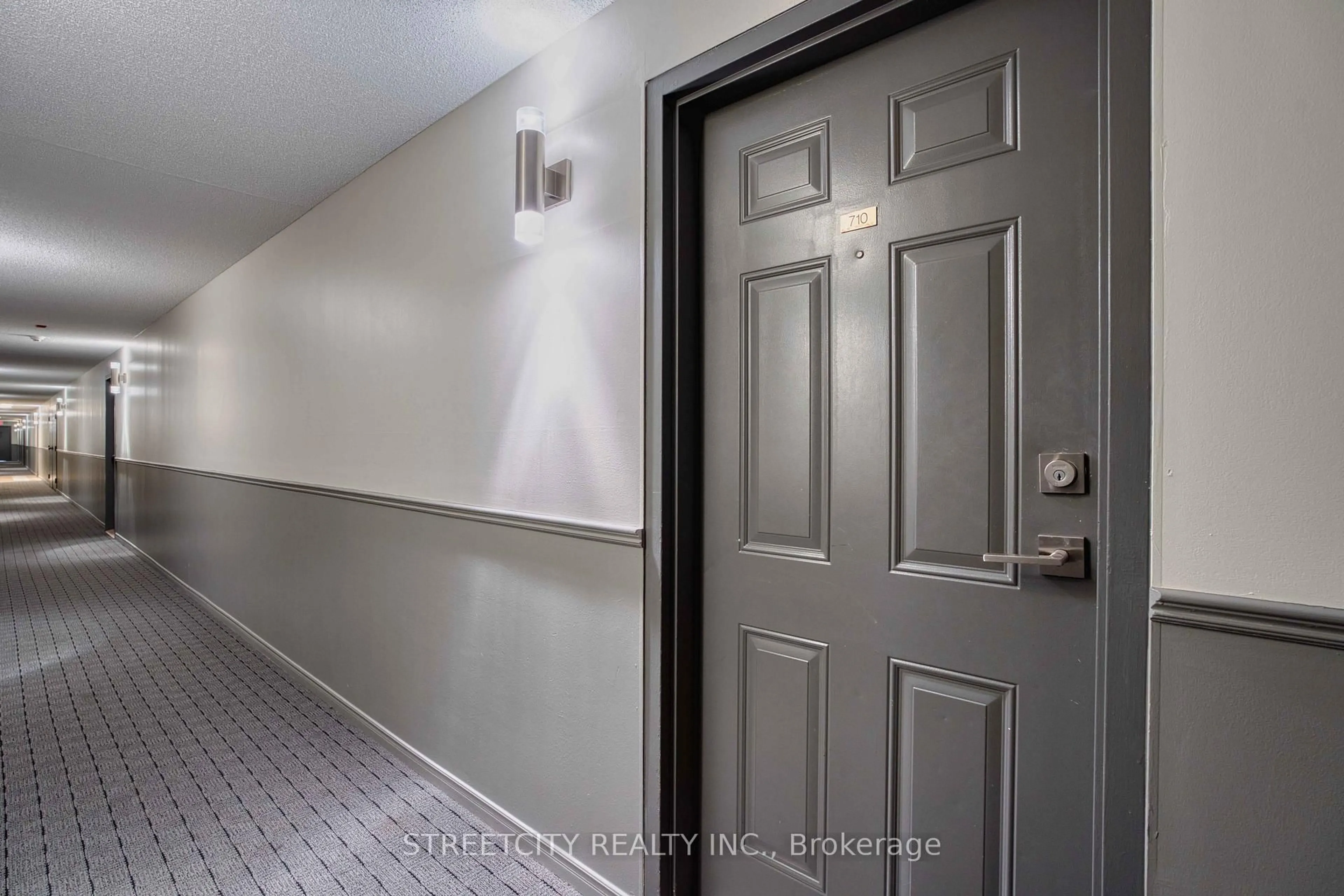 Indoor entryway for 30 CHAPMAN Crt #710, London North Ontario N6G 4Y4