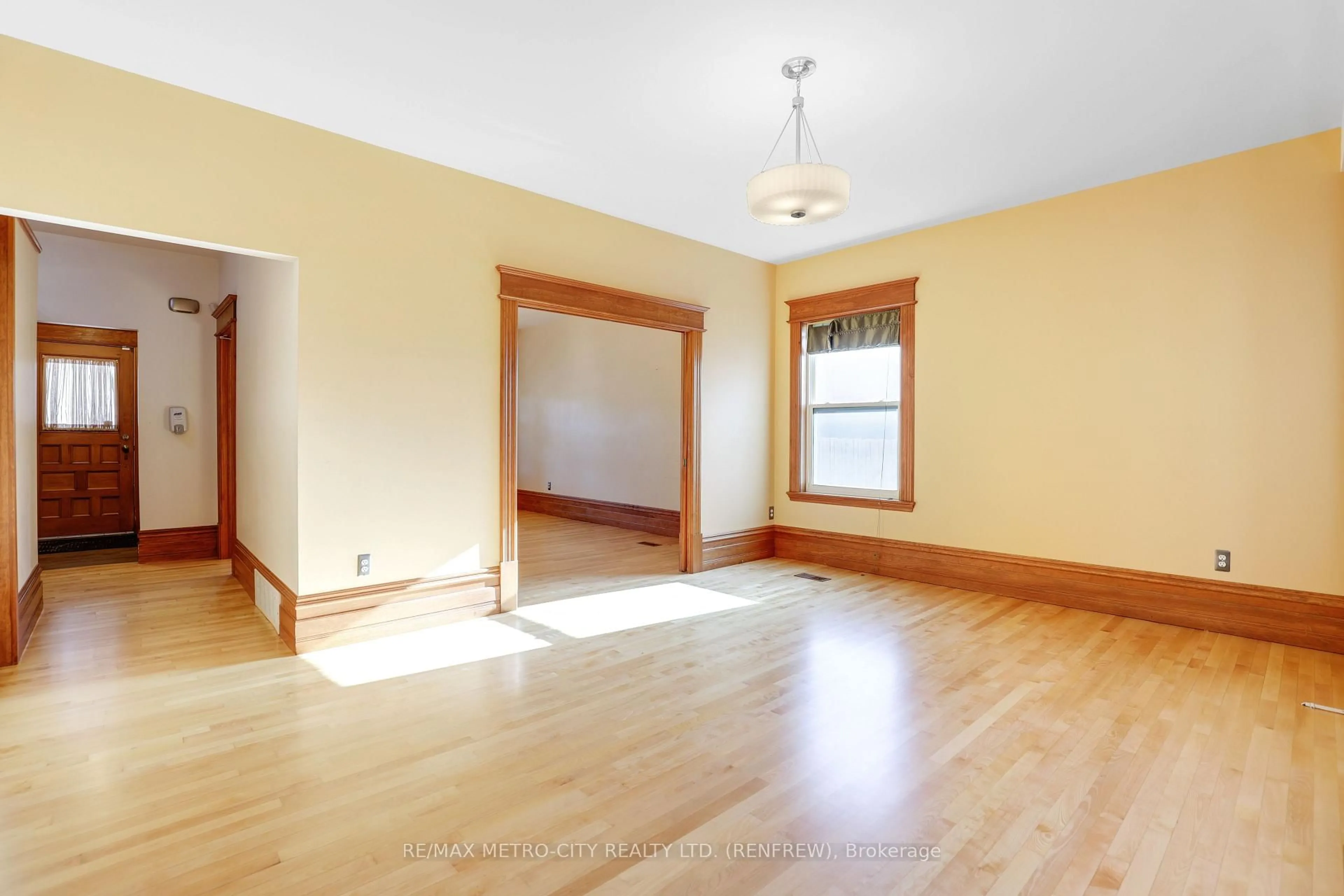 A pic of a room for 94 ARGYLE St, Renfrew Ontario K7V 1S9