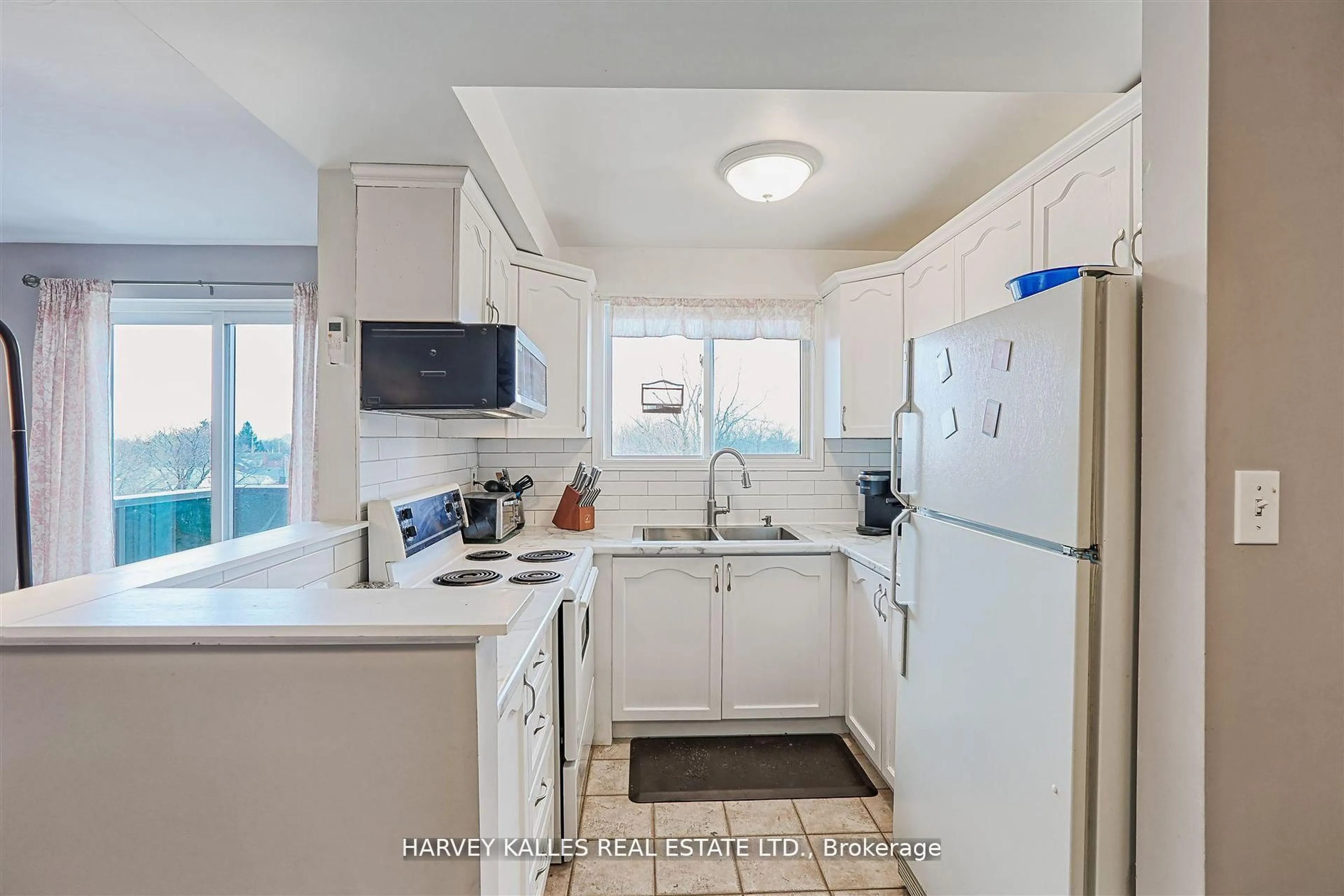 Standard kitchen, unknown for 2373 King St #45, Hamilton Ontario L8K 1X9