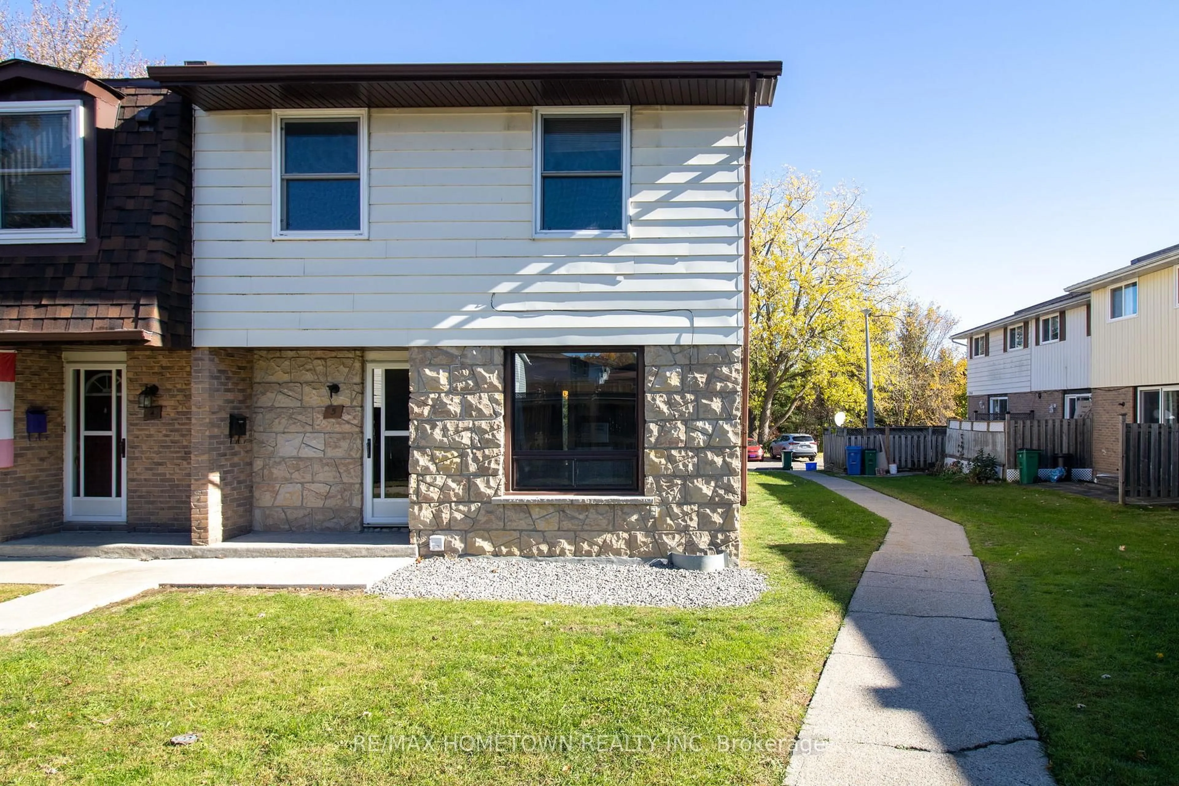 Home with vinyl exterior material, street for 1293 Vista Dr #5, Brockville Ontario K6V 6G2