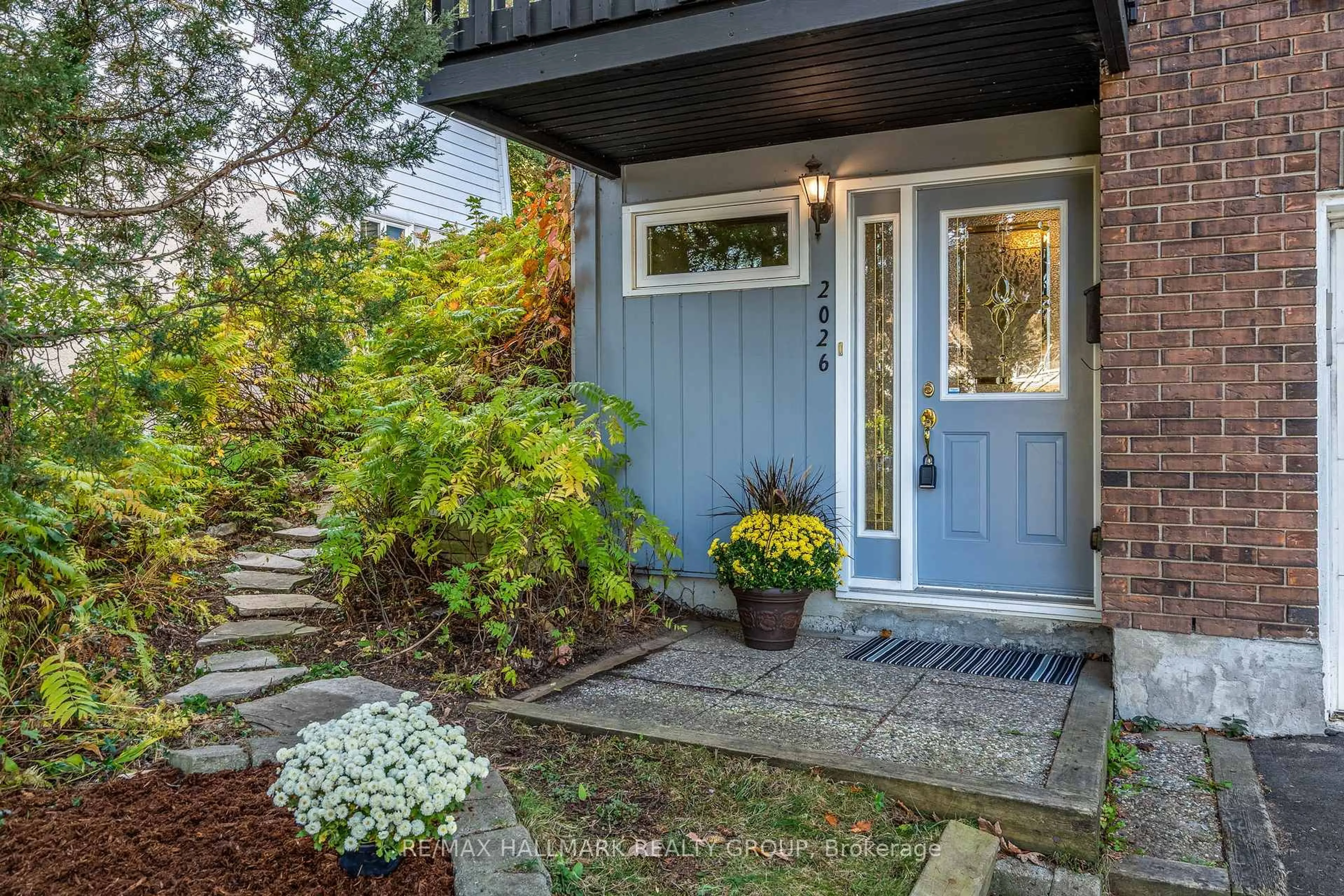 Indoor entryway for 2026 GATINEAU VIEW Cres, Ottawa Ontario K1J 7X1