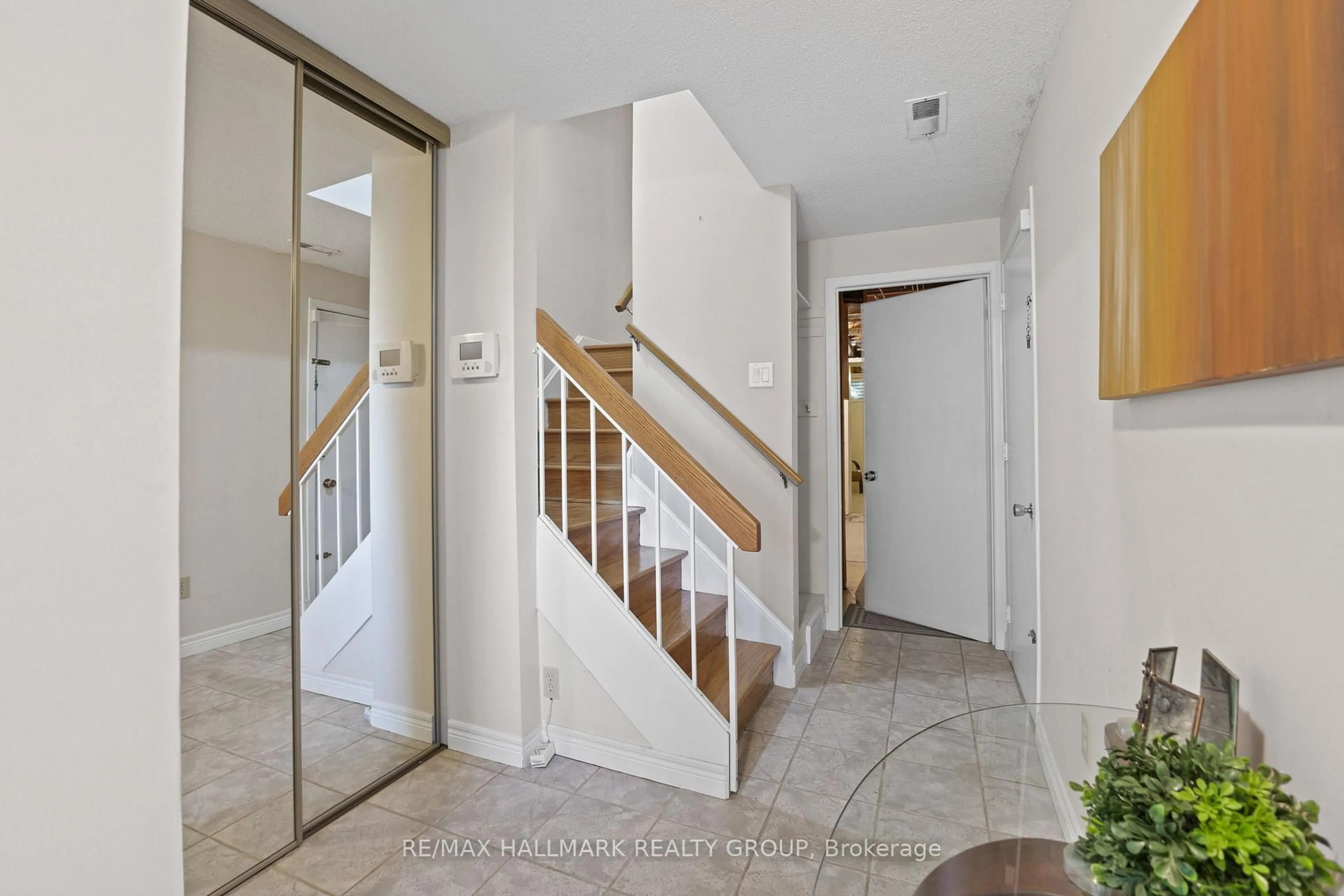 Indoor entryway for 2026 GATINEAU VIEW Cres, Ottawa Ontario K1J 7X1