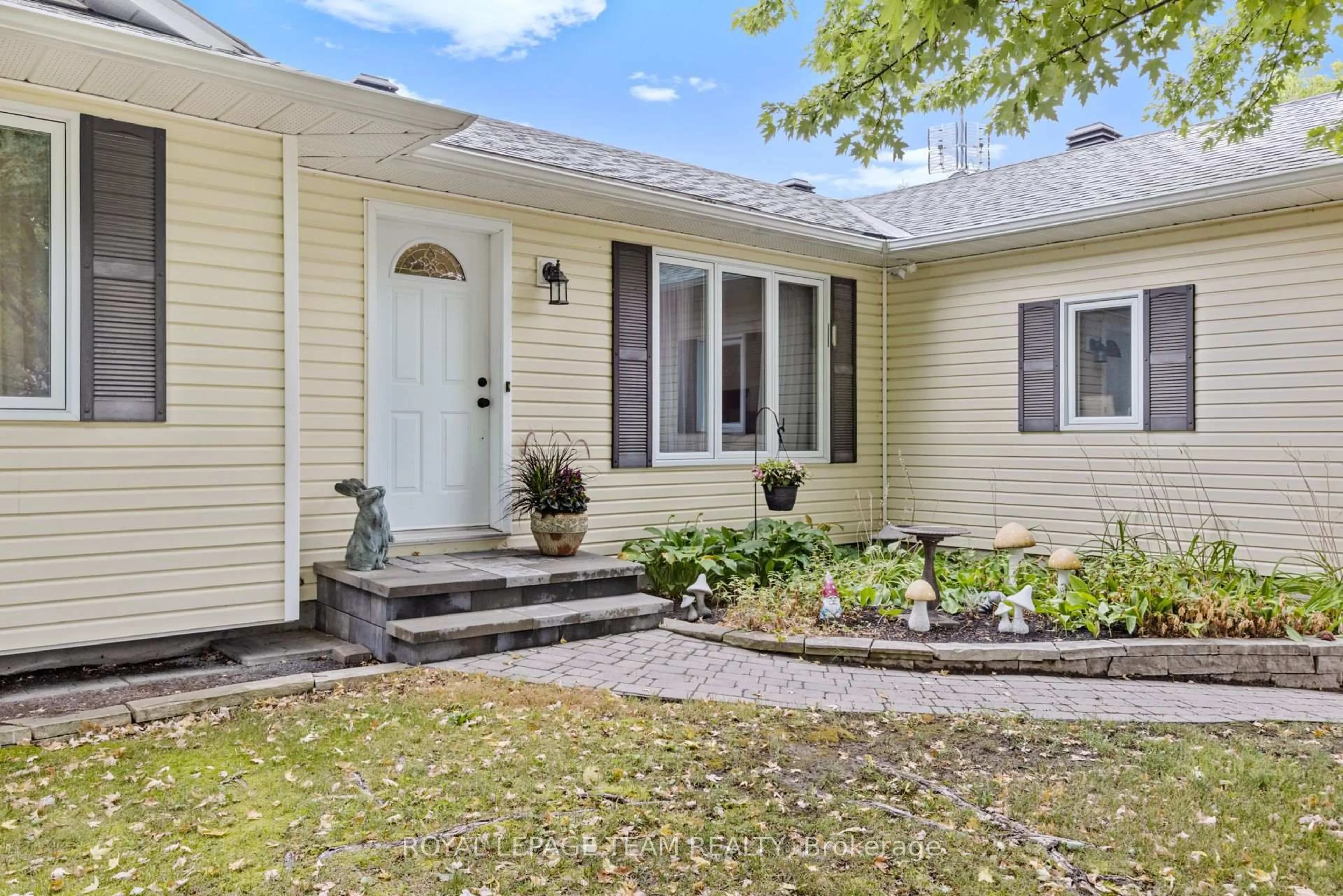 Home with vinyl exterior material, street for 2248 Wallingford Way, North Gower Ontario K0A 2T0