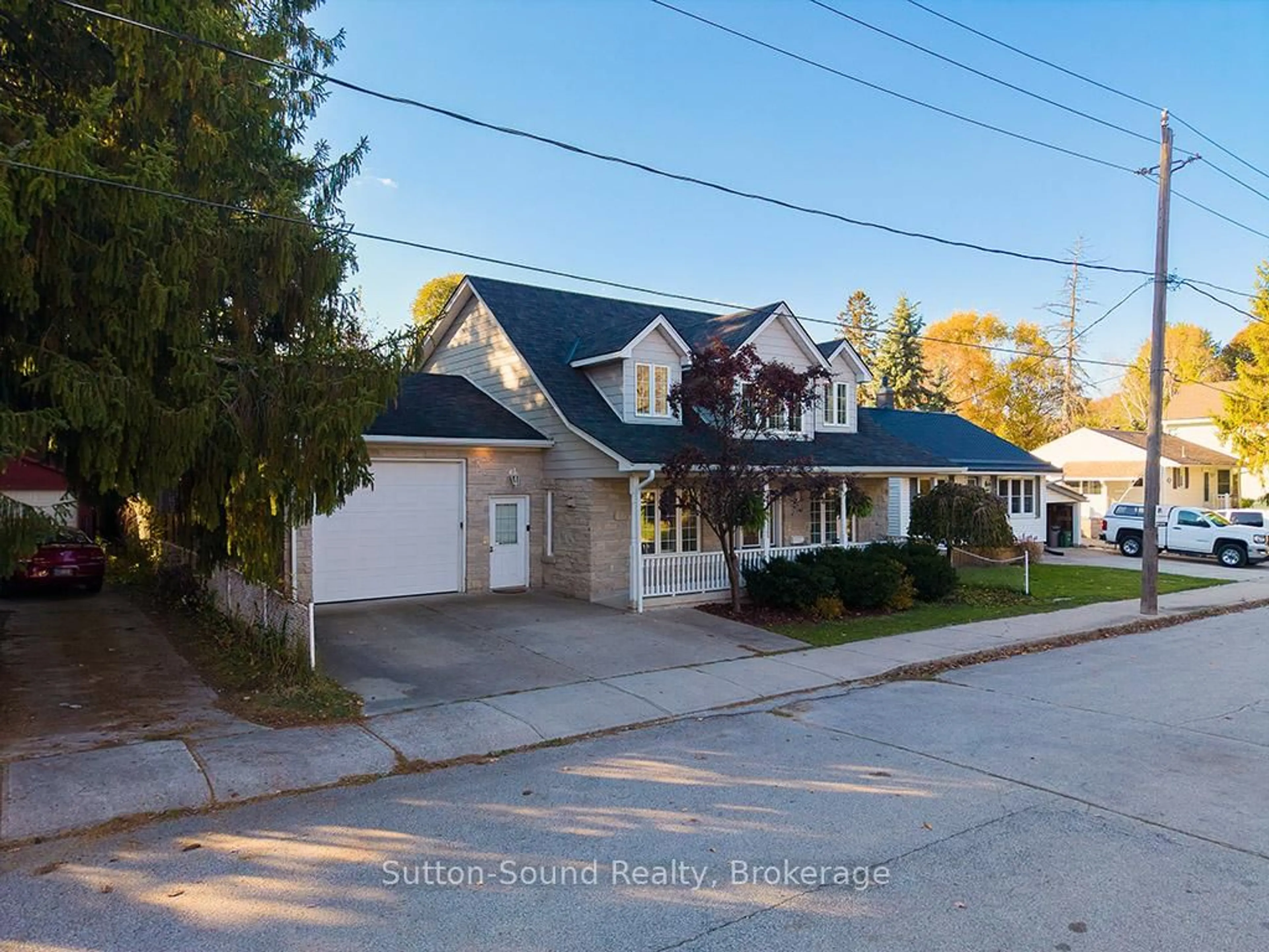 A pic from outside/outdoor area/front of a property/back of a property/a pic from drone, street for 846 4TH AVENUE A, Owen Sound Ontario N4K 4Z8