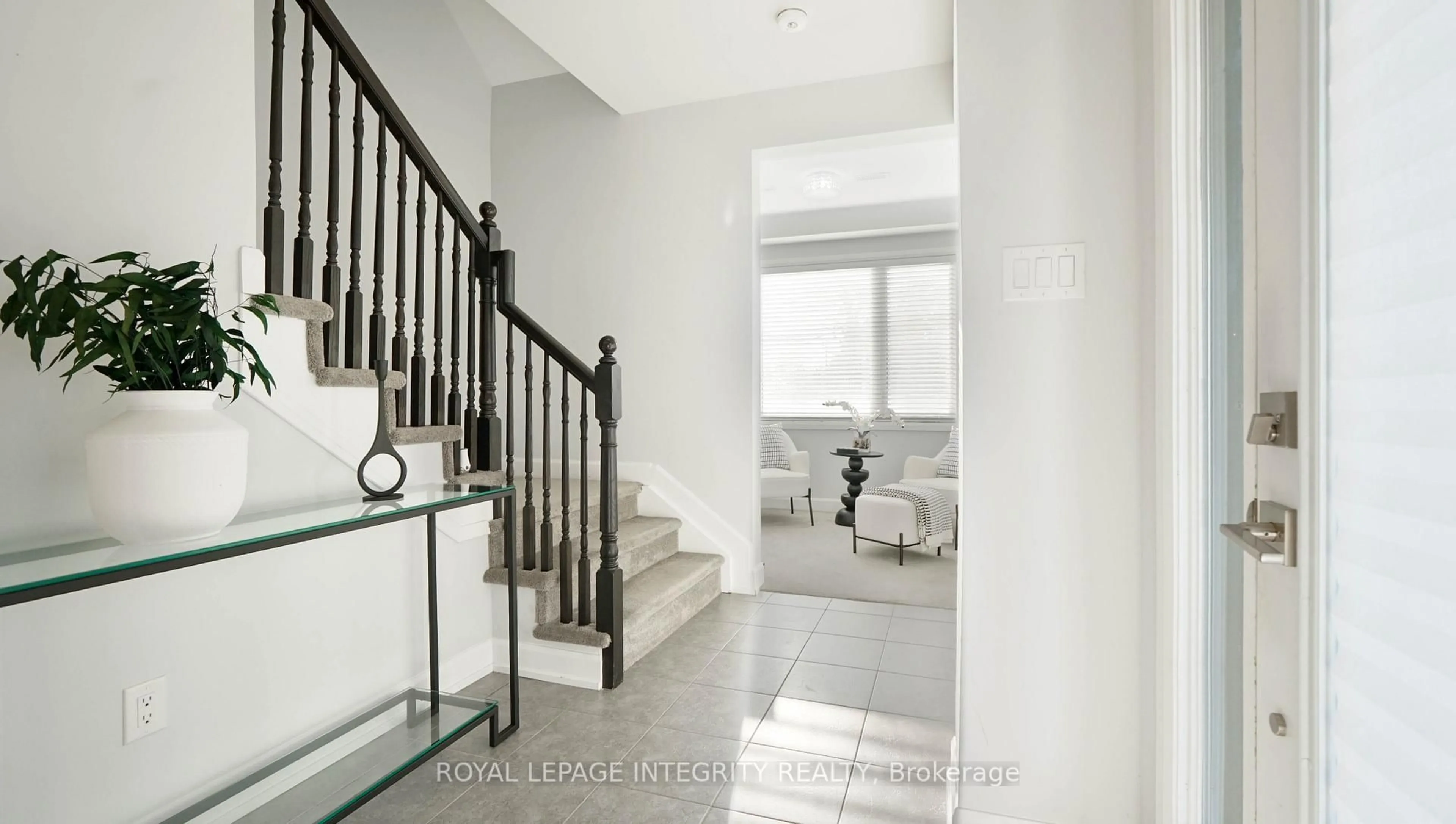 Indoor entryway for 184 Pictou Cres, Ottawa Ontario K2V 0R2