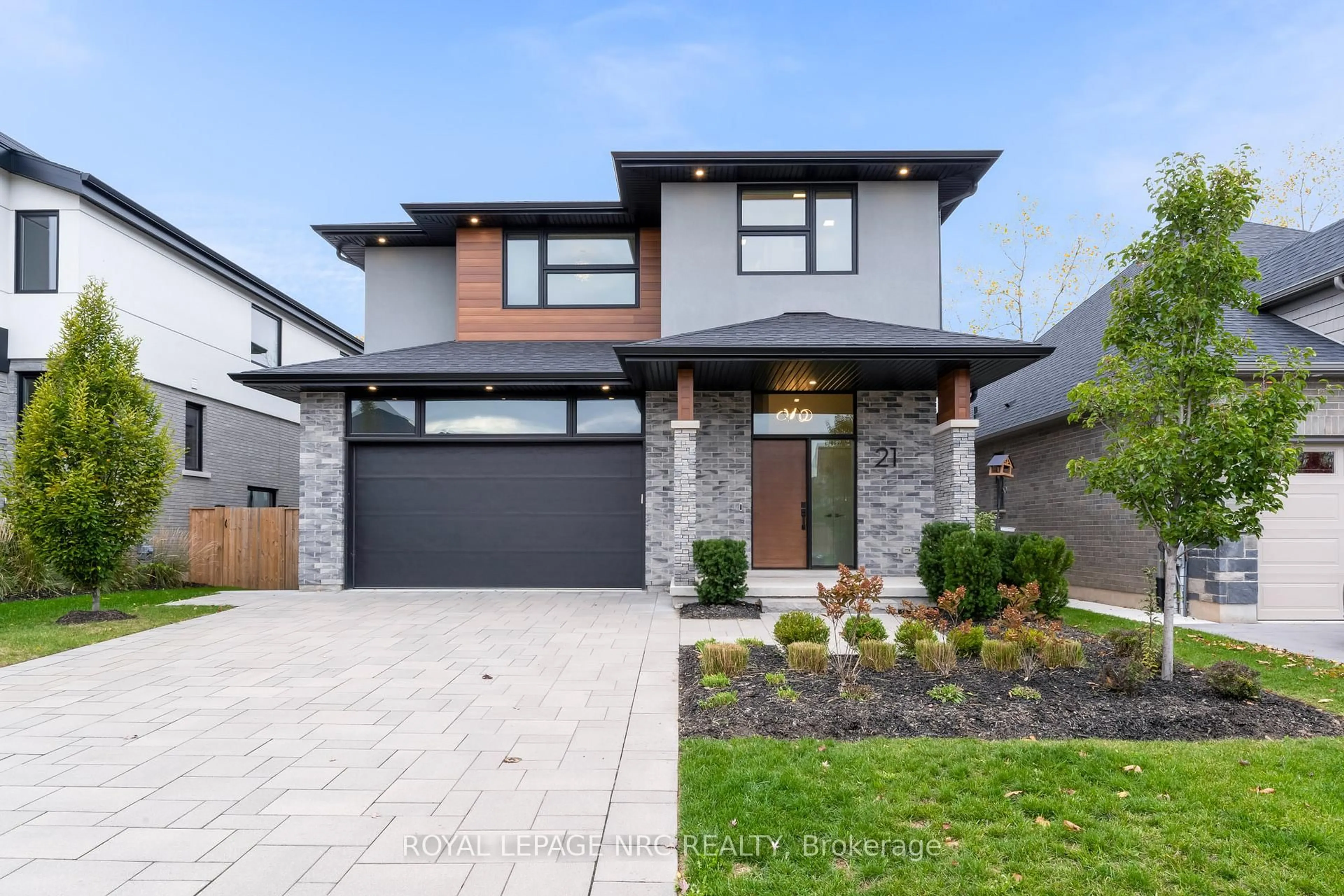 Home with brick exterior material, street for 21 Singer St, Thorold Ontario L2V 0E9