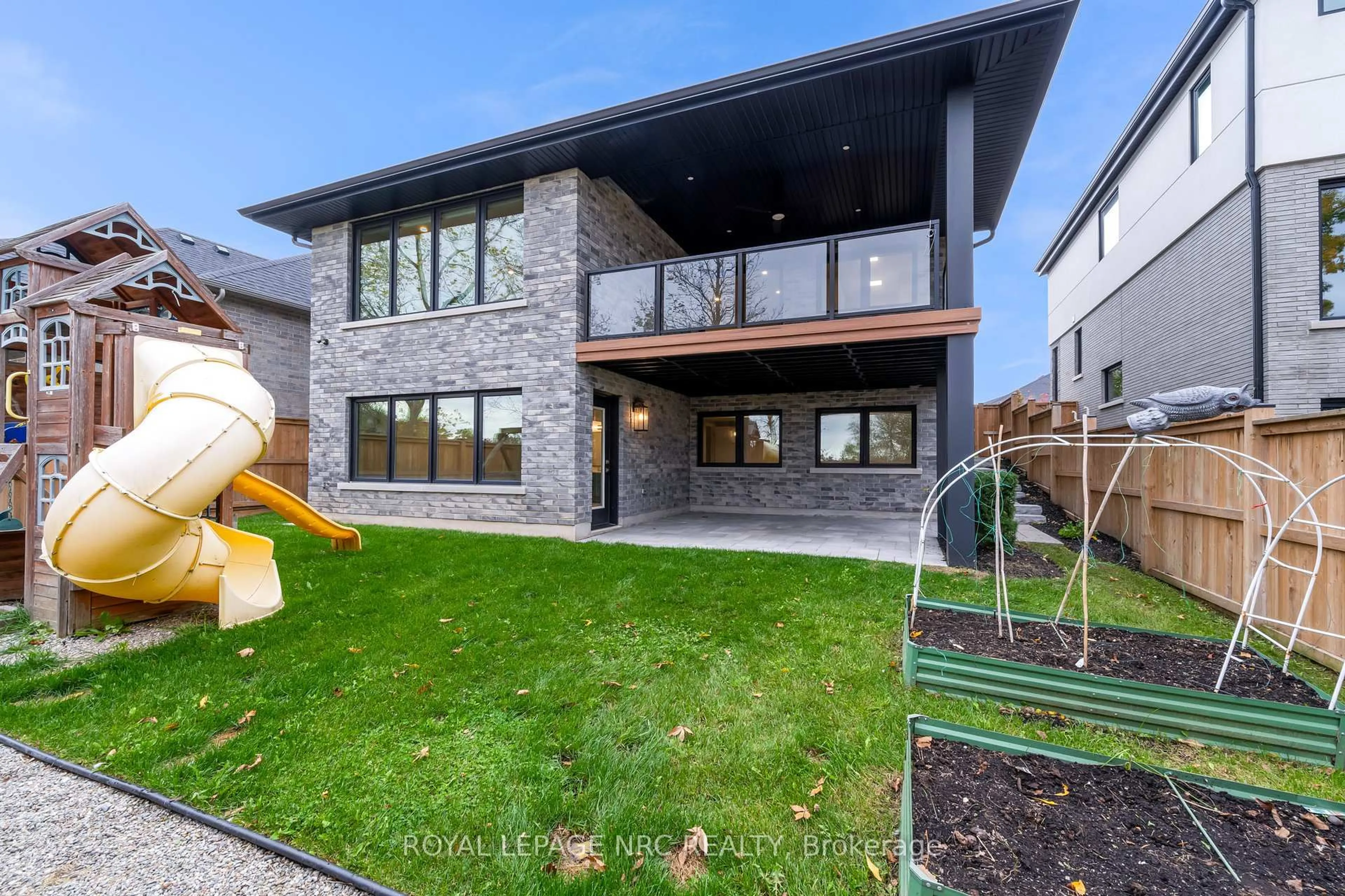 Home with brick exterior material, unknown for 21 Singer St, Thorold Ontario L2V 0E9