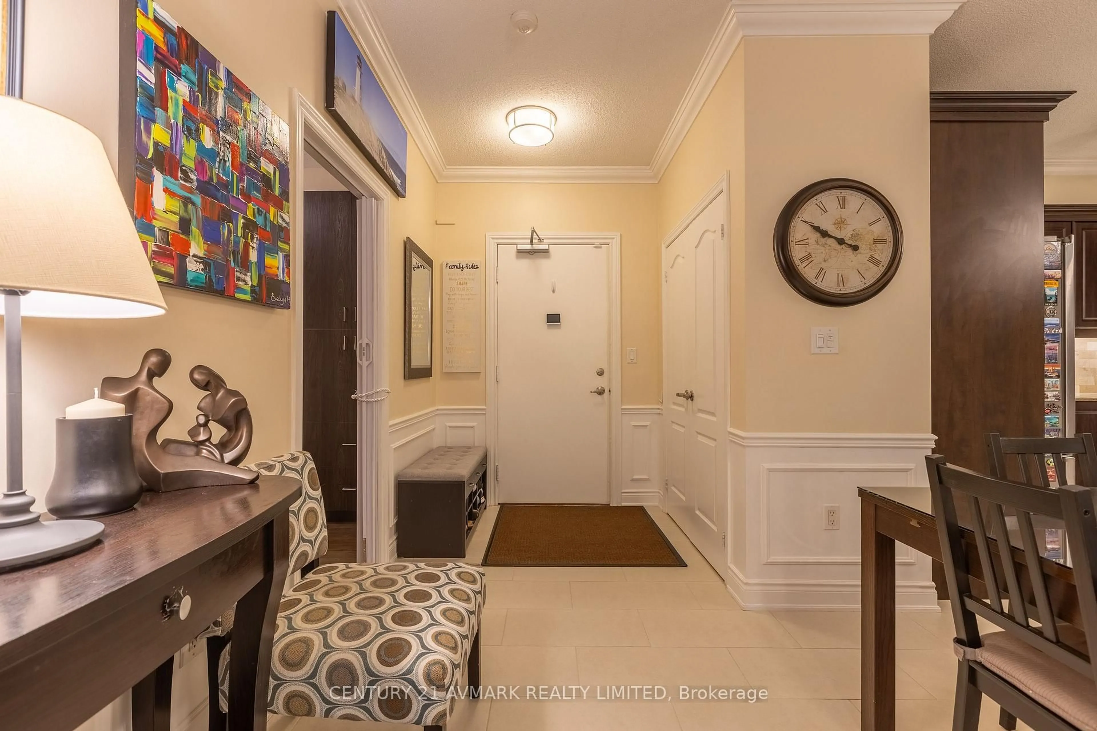 Indoor entryway for 8111 Forest Glen Dr #228, Niagara Falls Ontario L2H 2Y7