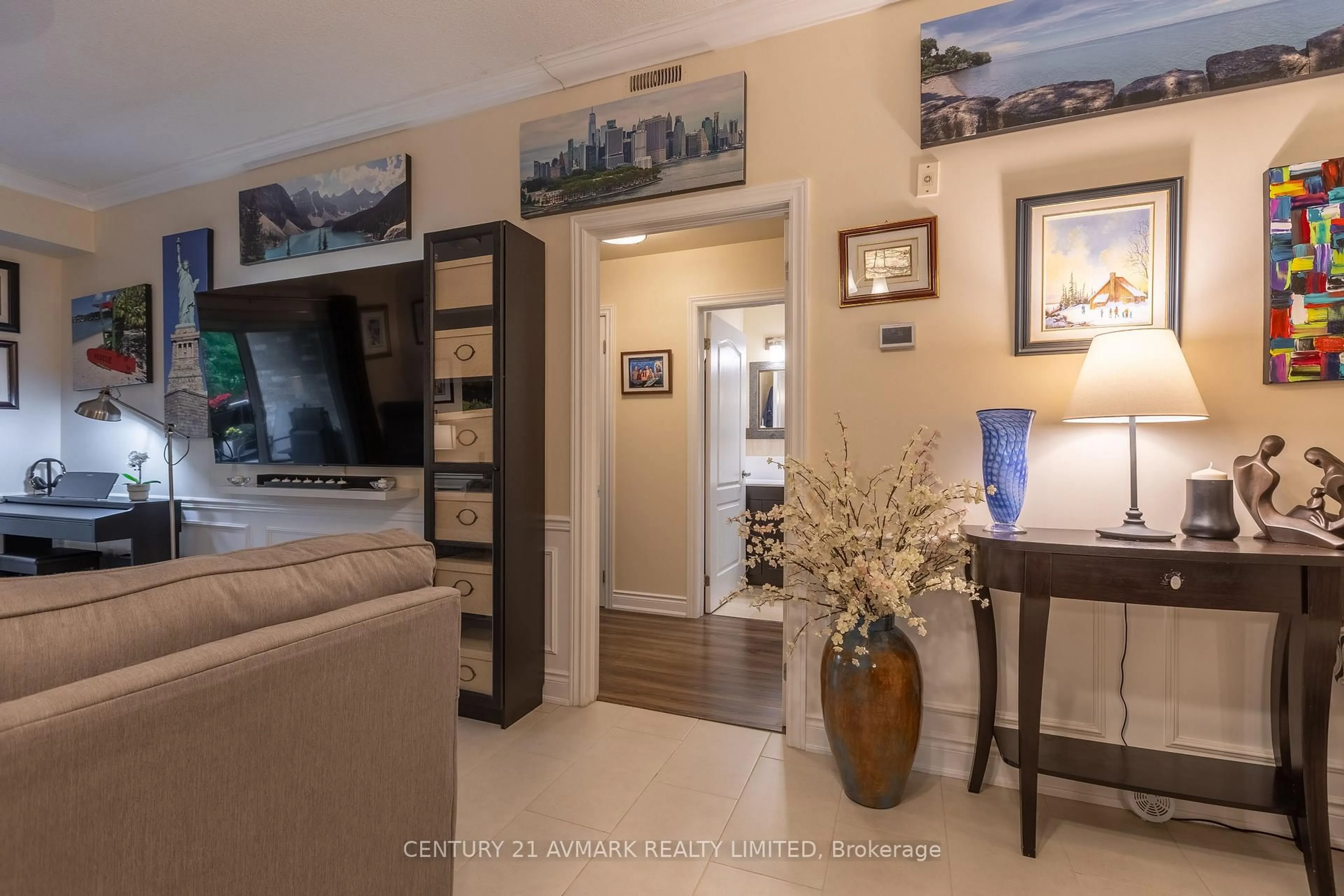 Indoor entryway for 8111 Forest Glen Dr #228, Niagara Falls Ontario L2H 2Y7