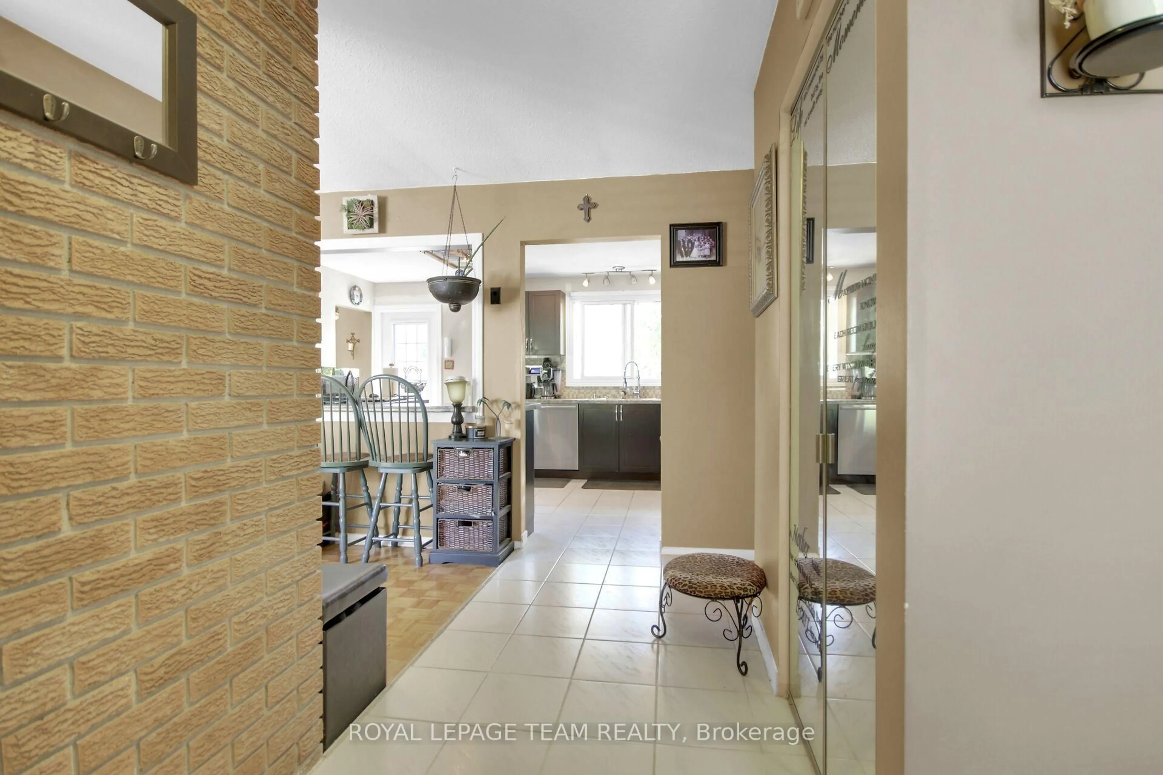 Indoor foyer for 64 Owlshead Rd, Munster Ontario K0A 3P0