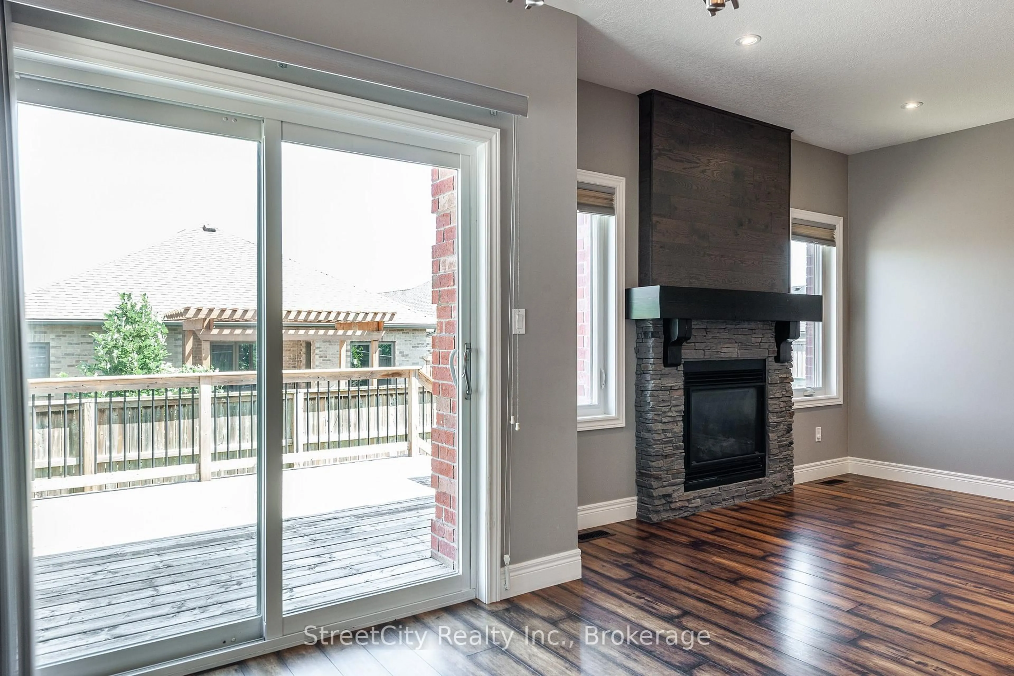 Indoor entryway for 670 Forman Ave, Stratford Ontario N5A 0G3