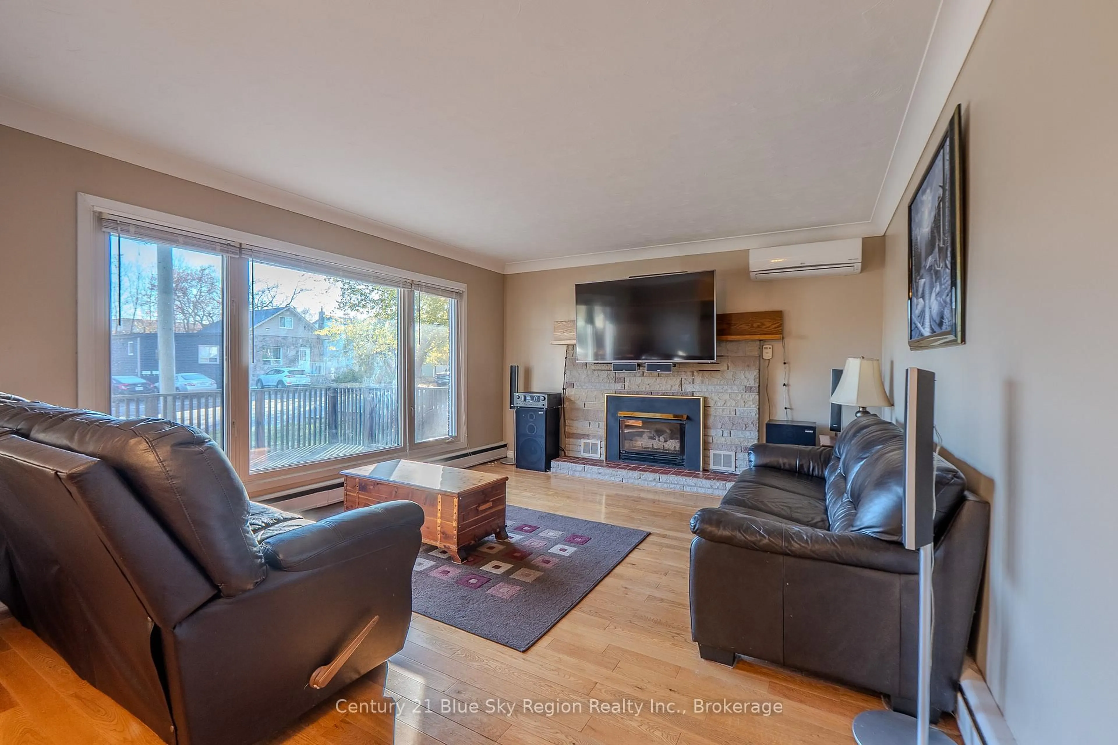 Living room with furniture, wood/laminate floor for 141 Duke St, North Bay Ontario P1B 6E5