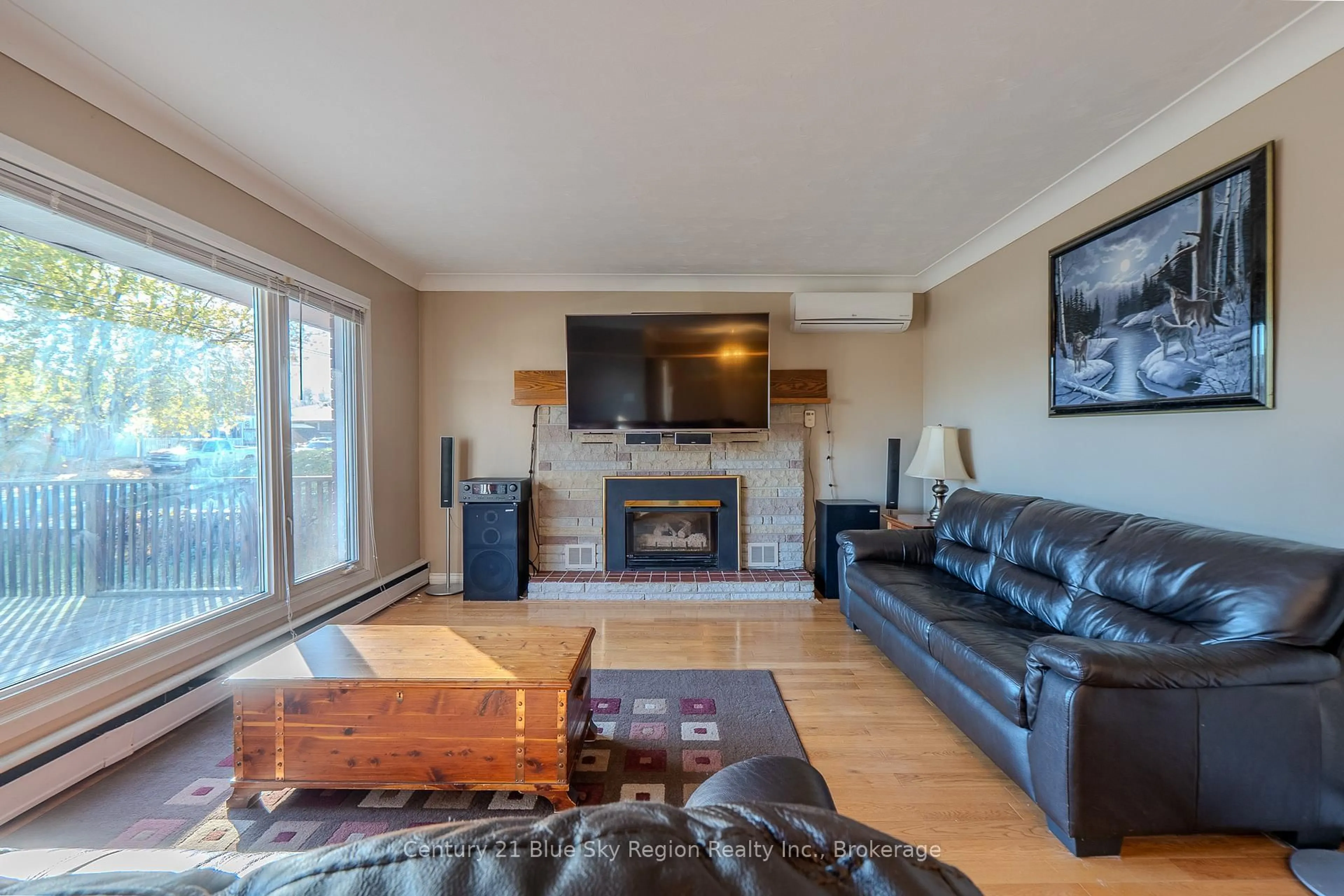 Living room with furniture, wood/laminate floor for 141 Duke St, North Bay Ontario P1B 6E5