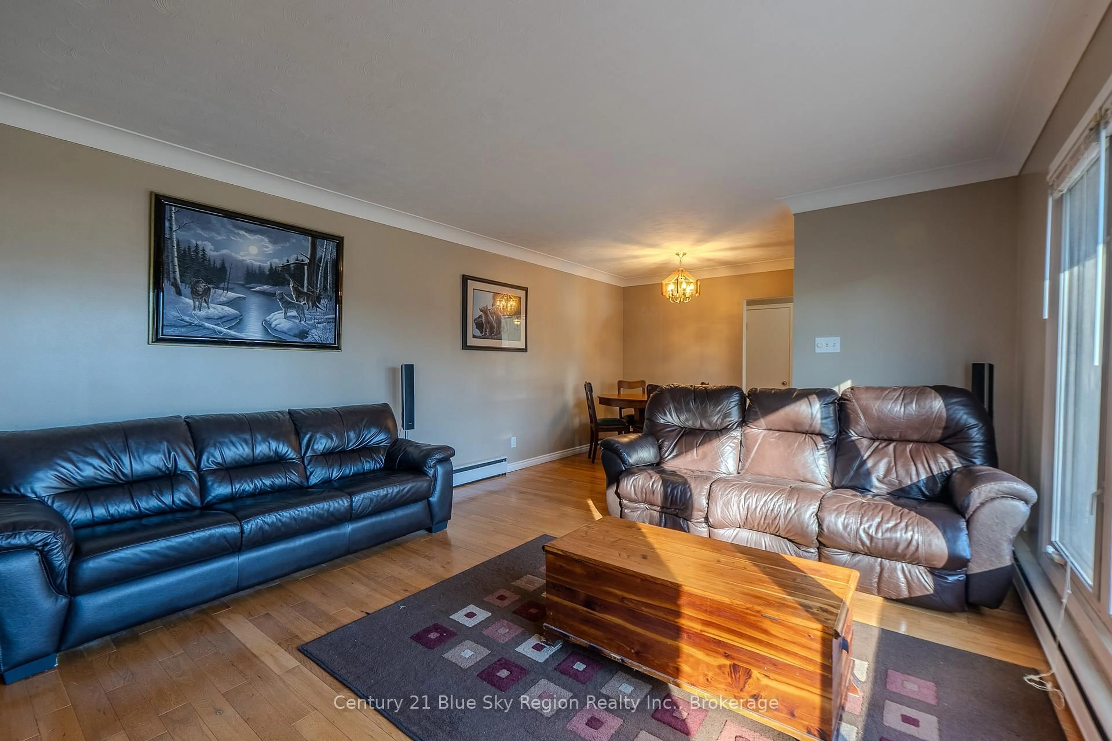 Living room with furniture, wood/laminate floor for 141 Duke St, North Bay Ontario P1B 6E5