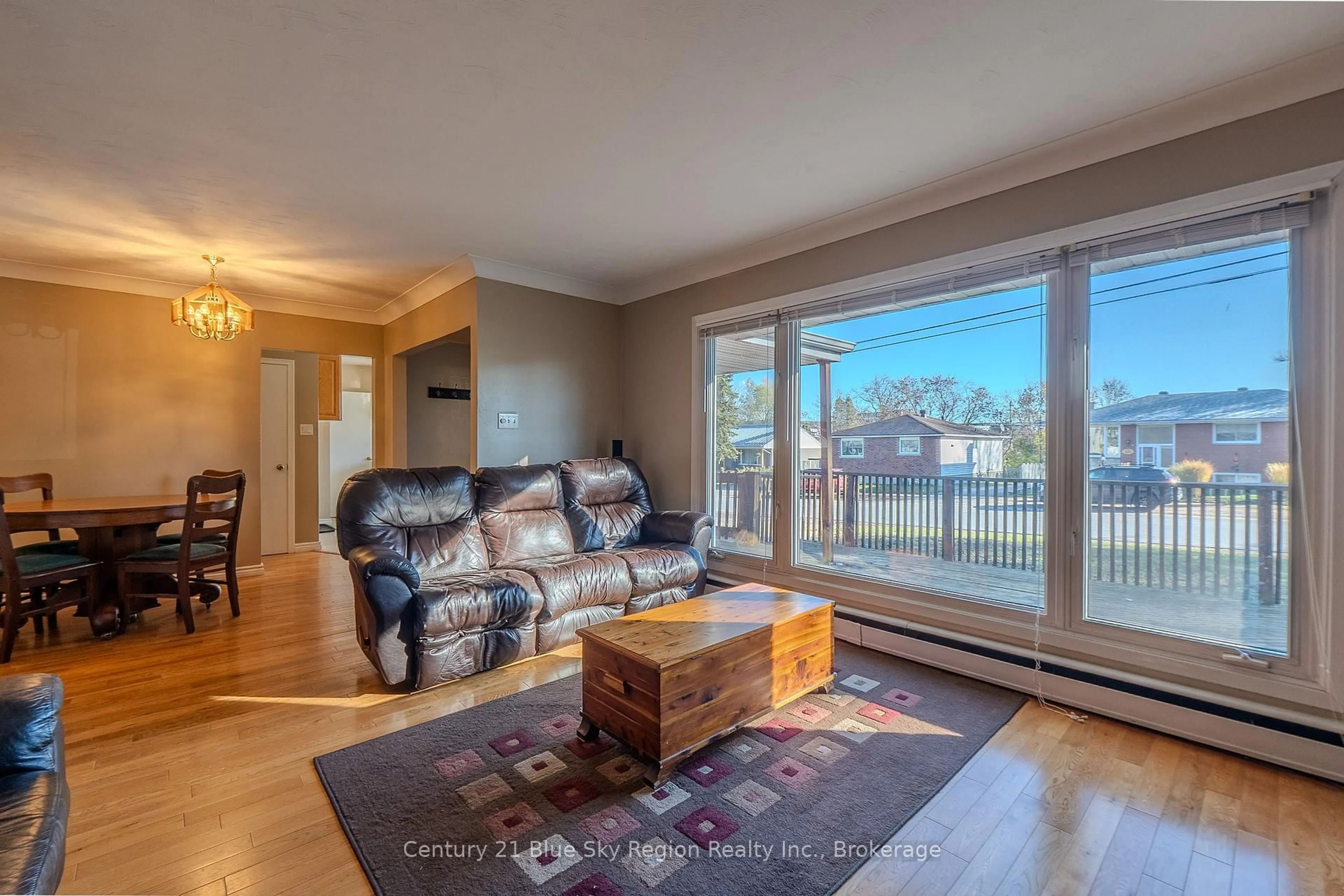 Living room with furniture, wood/laminate floor for 141 Duke St, North Bay Ontario P1B 6E5