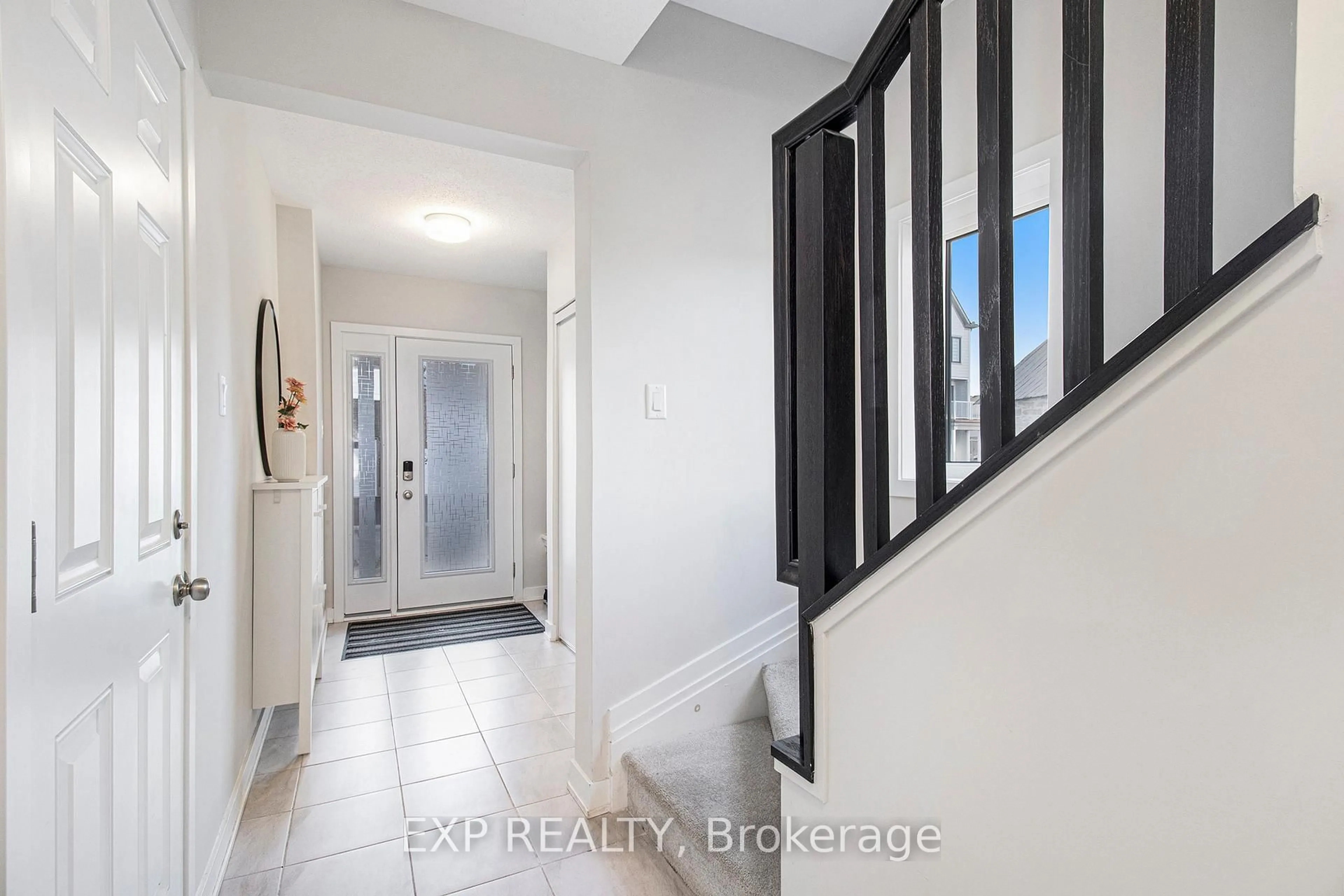 Indoor entryway for 754 Kinstead Private, Ottawa Ontario K2S 3B3
