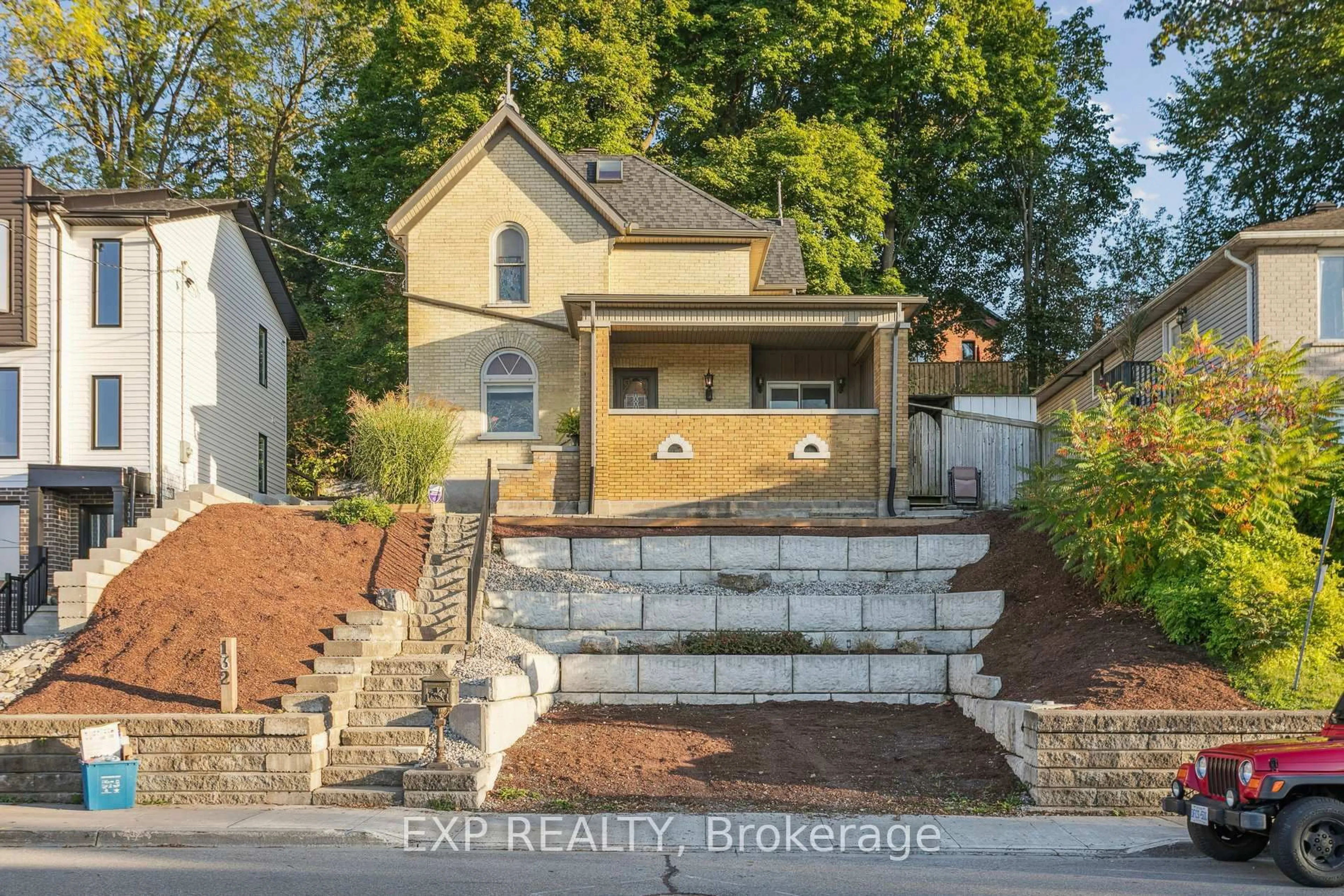 Unknown for 132 Queen St, Cambridge Ontario N3C 1G3