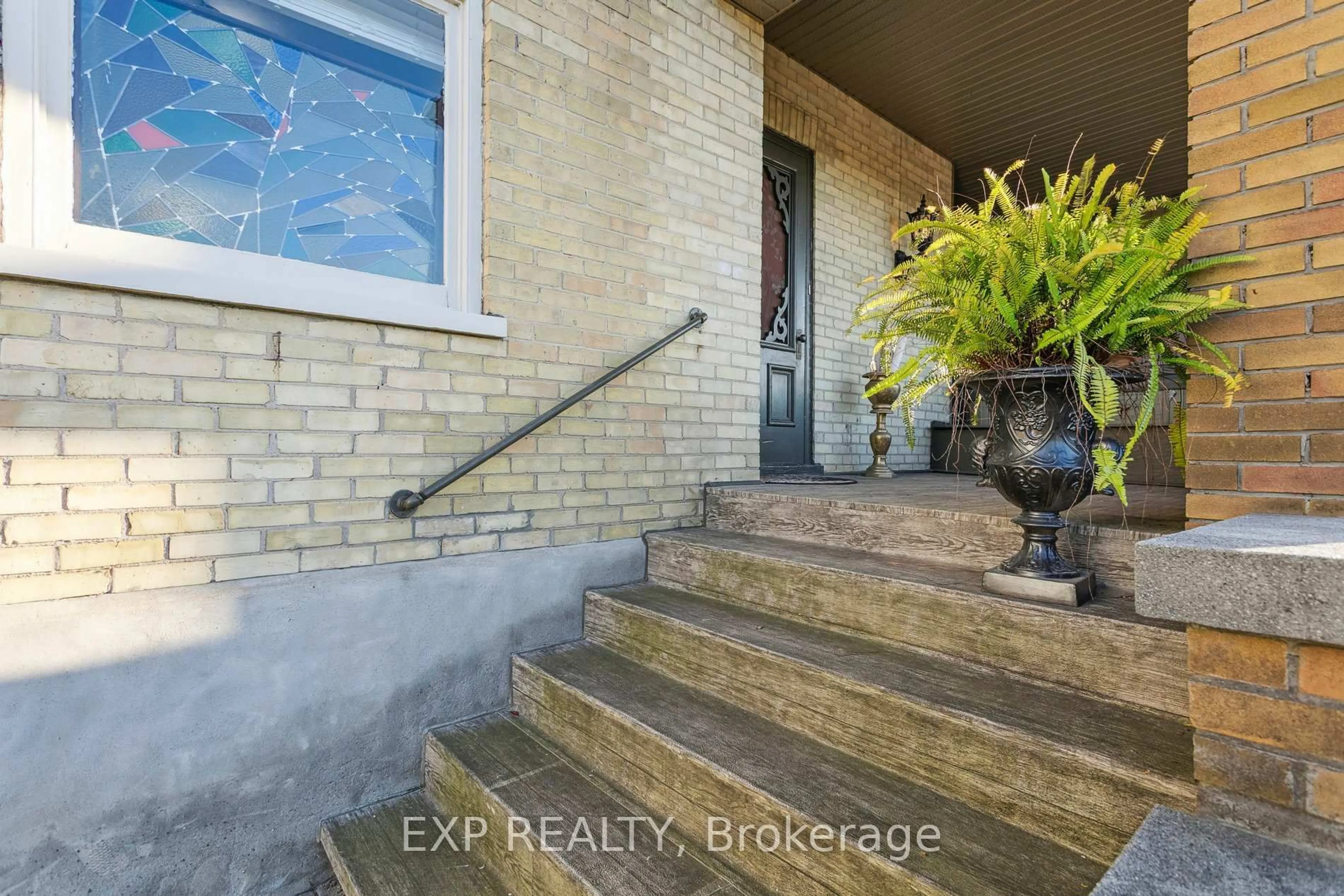 Indoor entryway for 132 Queen St, Cambridge Ontario N3C 1G3