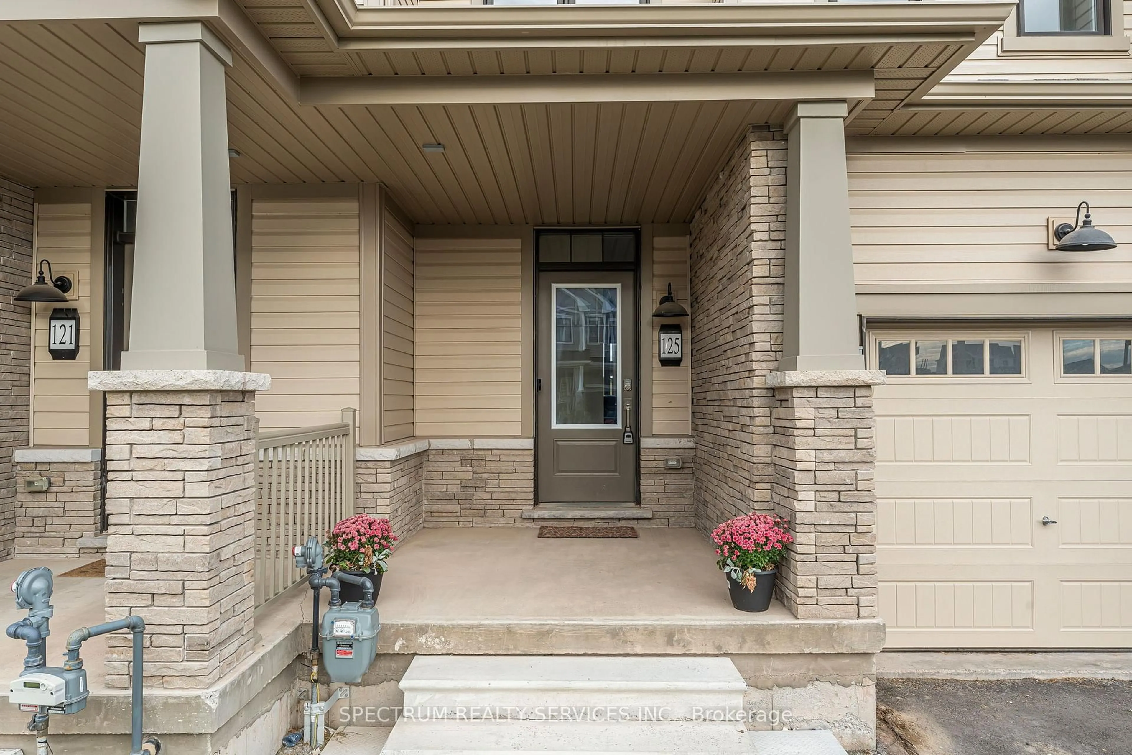 Indoor entryway for 125 Keelson St, Welland Ontario L3B 0M4