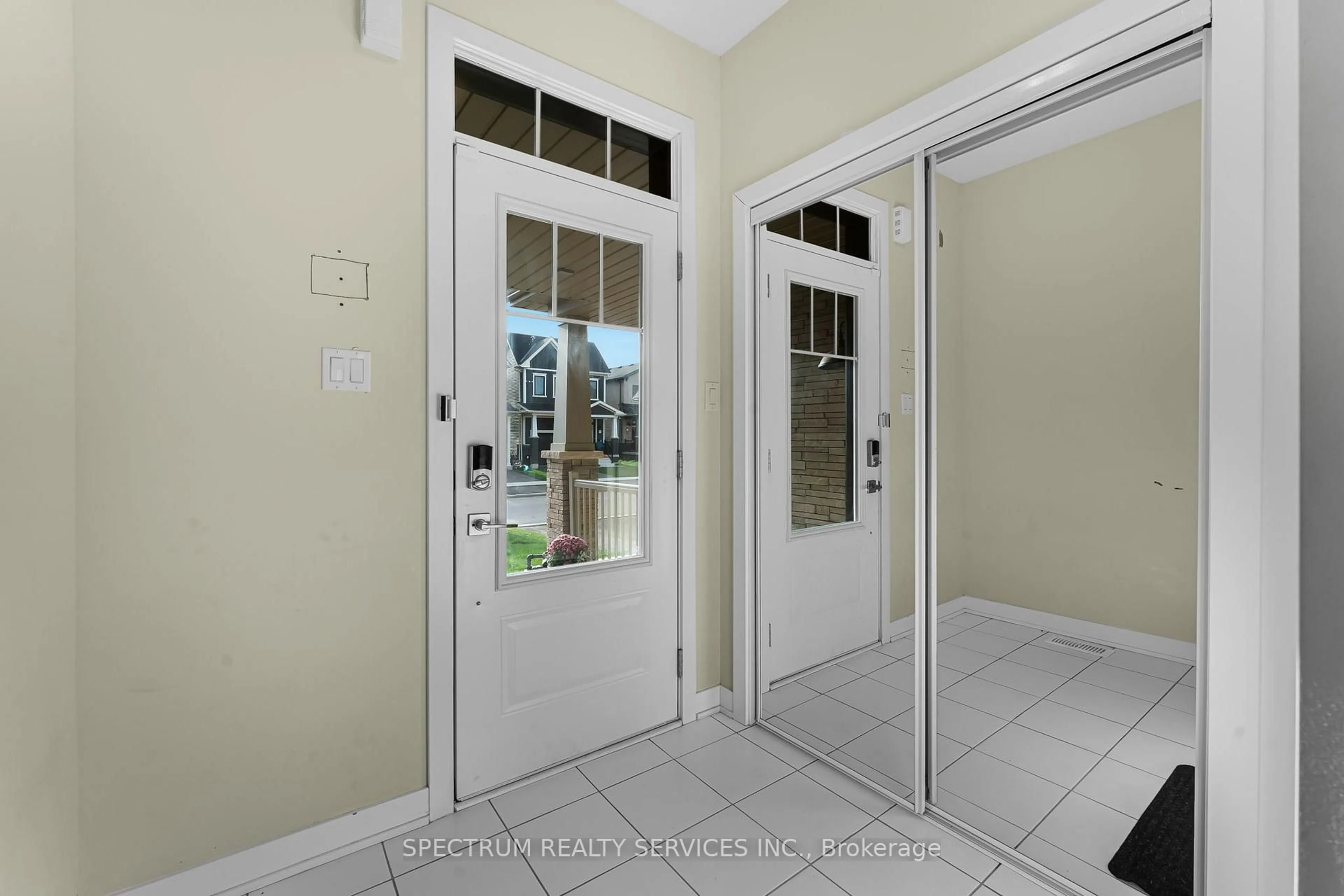 Indoor entryway for 125 Keelson St, Welland Ontario L3B 0M4