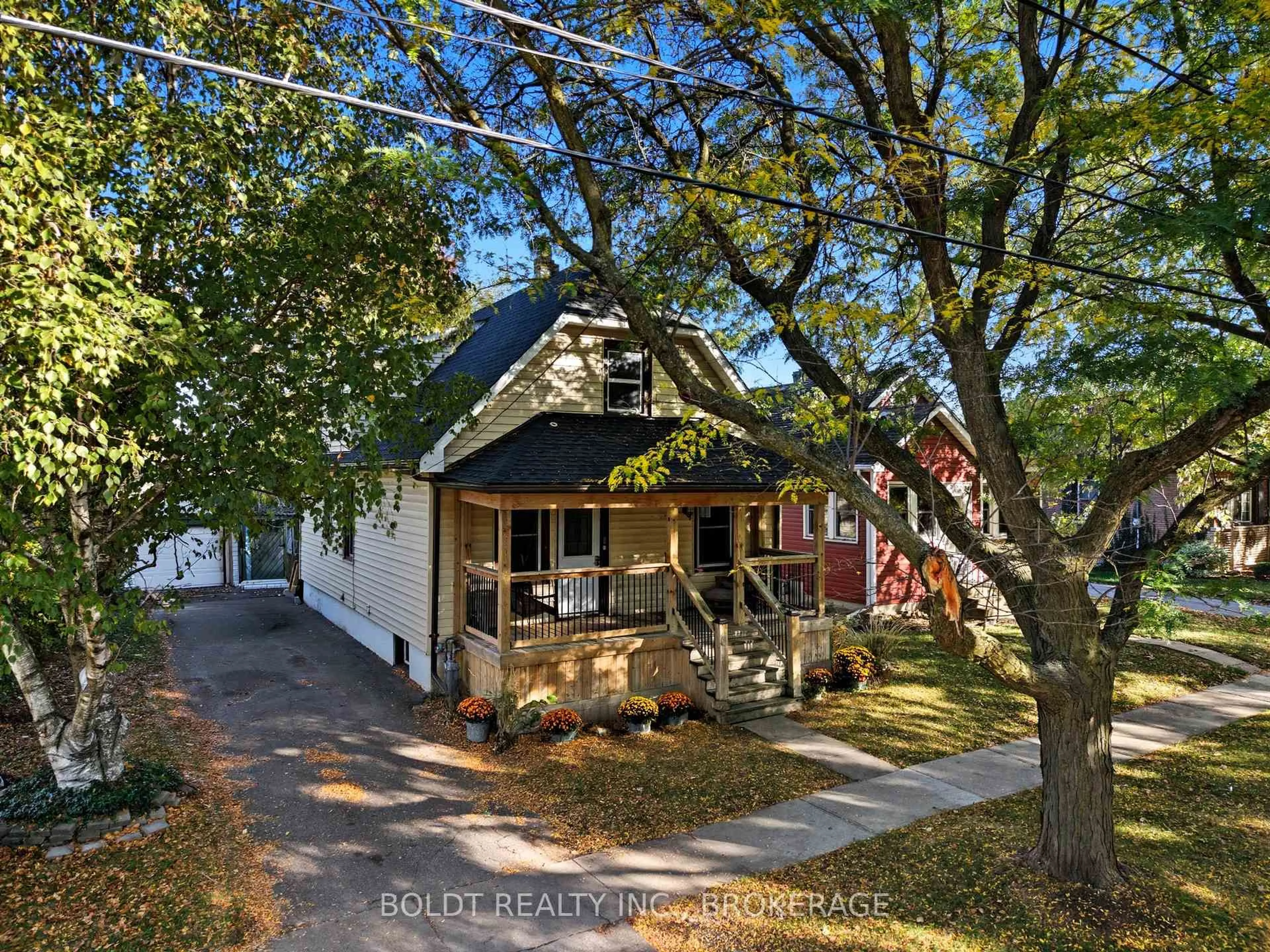 A pic from outside/outdoor area/front of a property/back of a property/a pic from drone, street for 26 Currie St, St. Catharines Ontario L2M 5M6