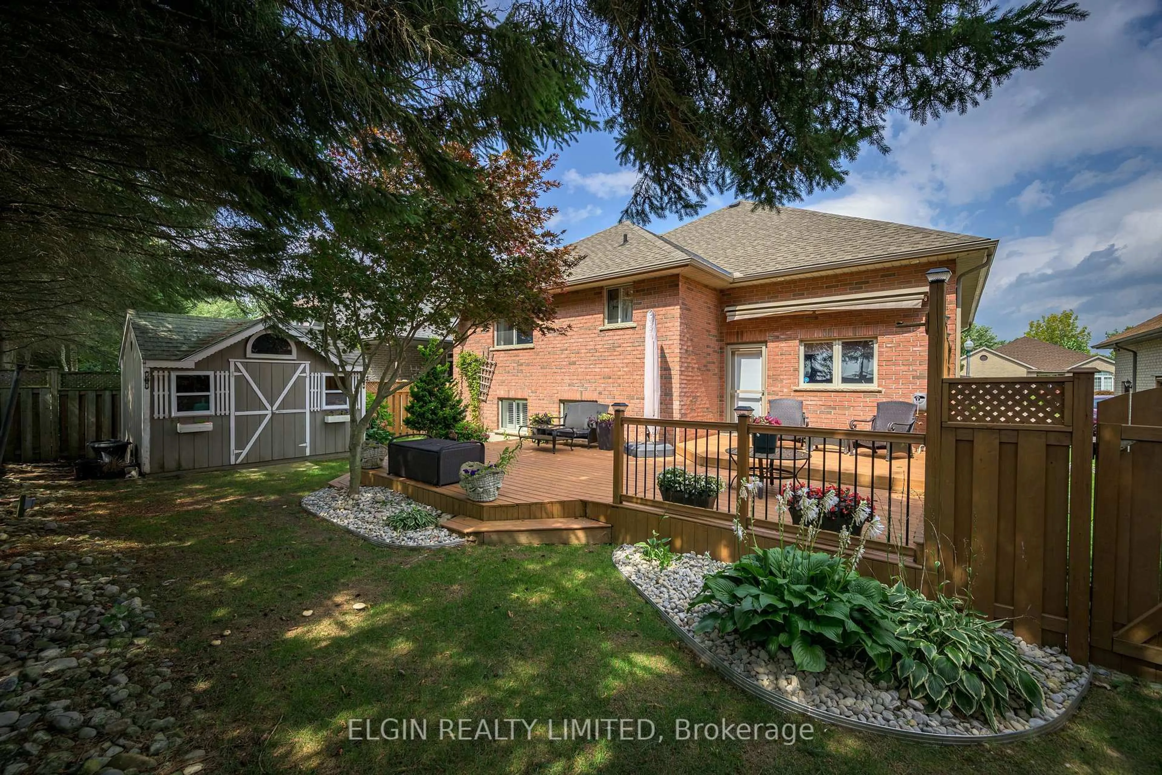 A pic from outside/outdoor area/front of a property/back of a property/a pic from drone, street for 20 Beechwood Circ, St. Thomas Ontario N5R 6K4