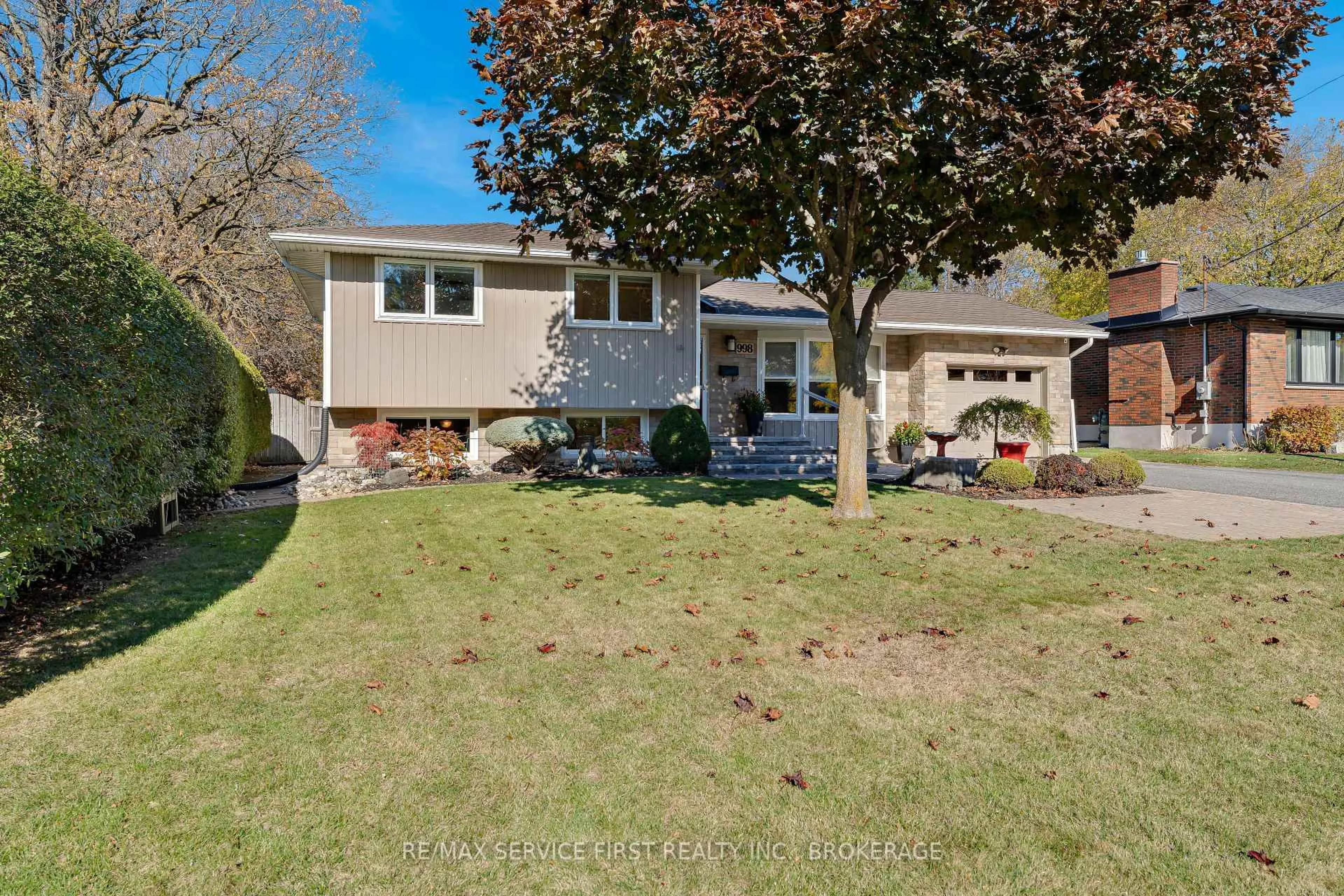 A pic from outside/outdoor area/front of a property/back of a property/a pic from drone, street for 998 Woodbine Rd, Kingston Ontario K7P 2V9